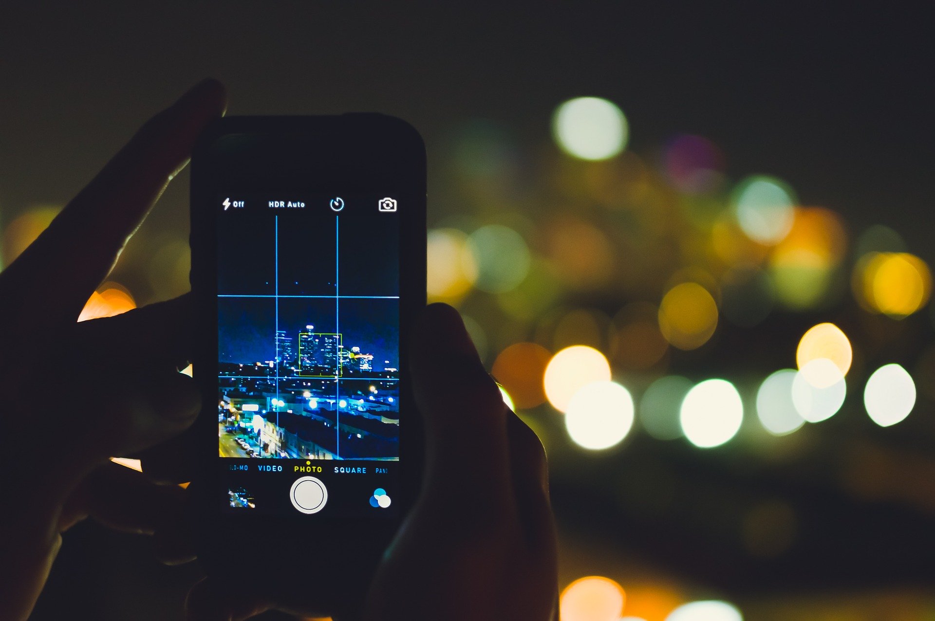 Handykamera nimmt Foto von Stadt bei Nacht auf
