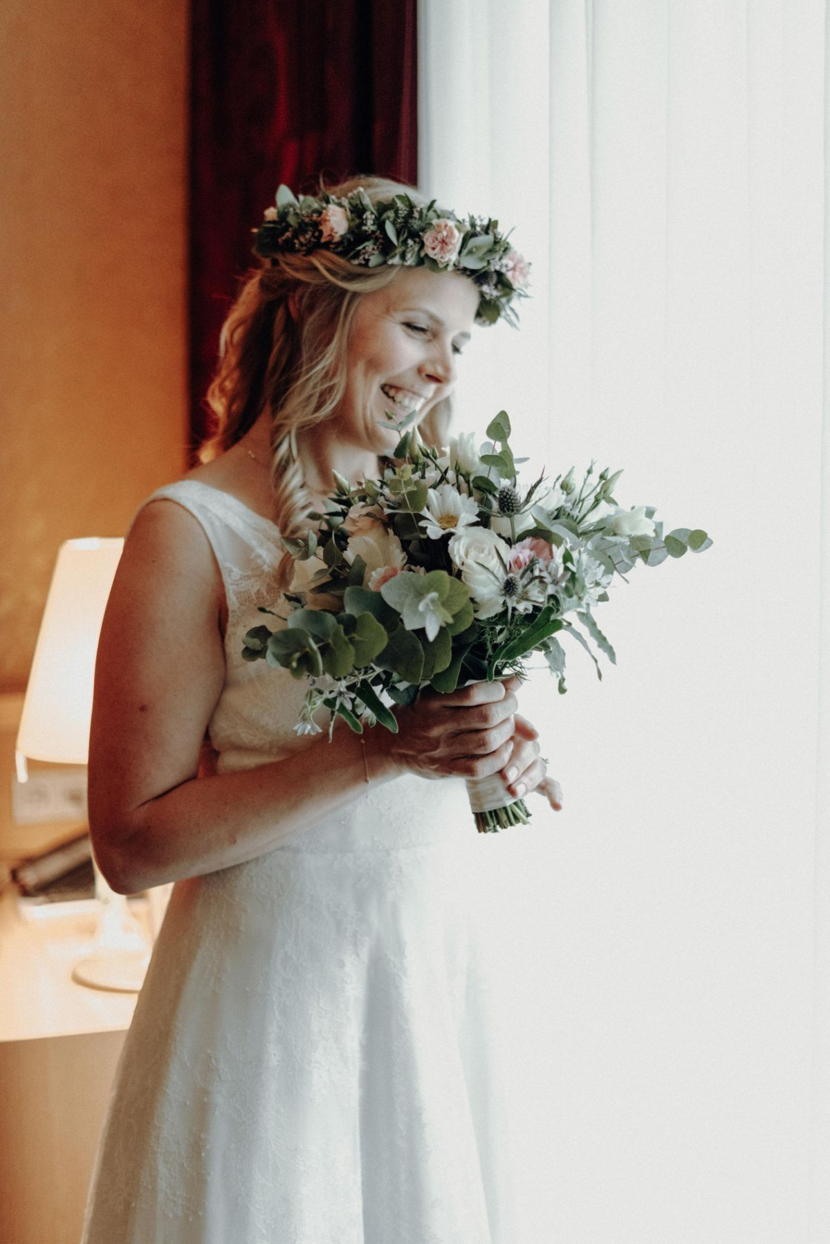 Hochzeitsfotograf in Leverkusen fotografiert Braut mit Brautstrauß