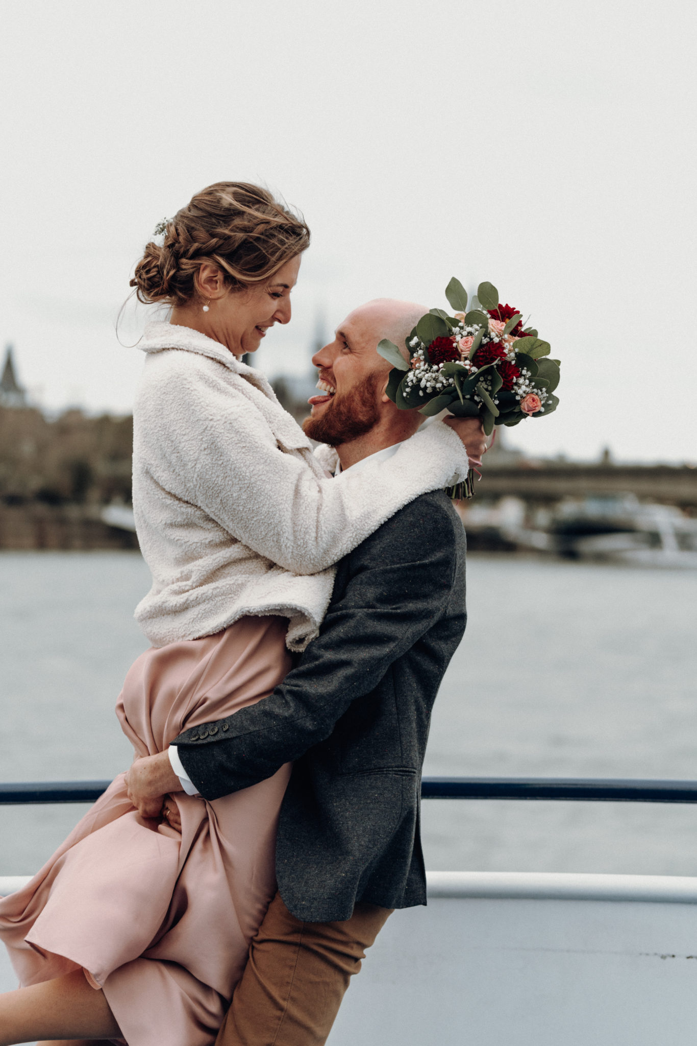 Glückliches Paar bei Hochzeitsfotoshooting am Rhein