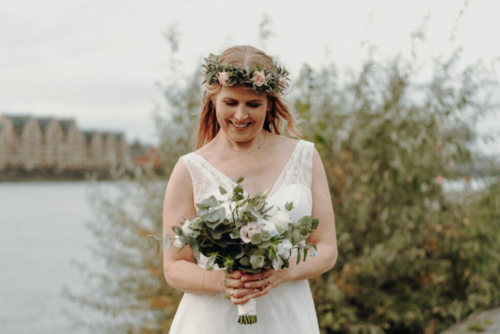 Glückliche Braut mit Blumenkranz