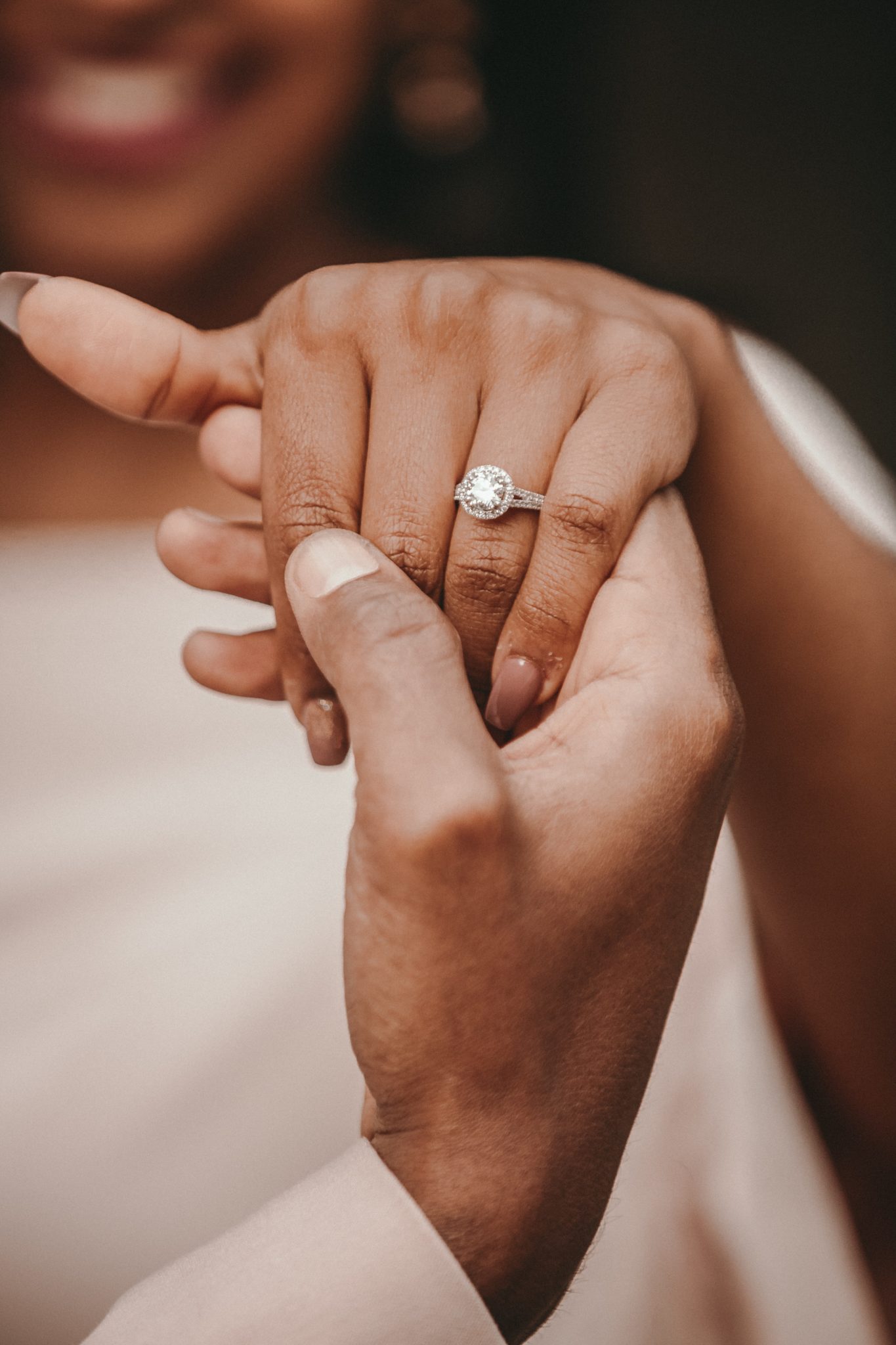 Hand der Verlobten mit Verlobungsring bei Heiratsantrag Fotoshooting
