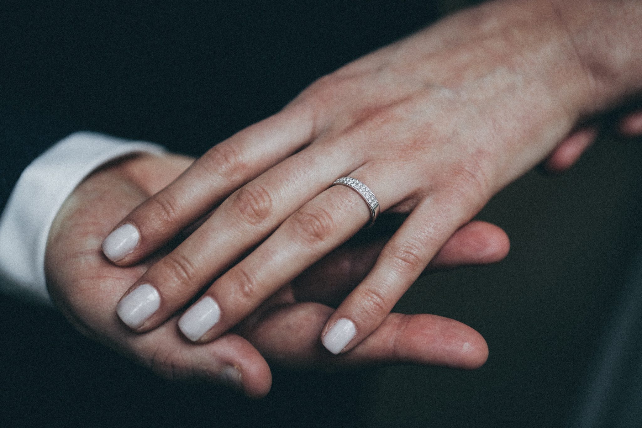 Heiratsantrag Fotoshooting mit den Verlobungsringen 