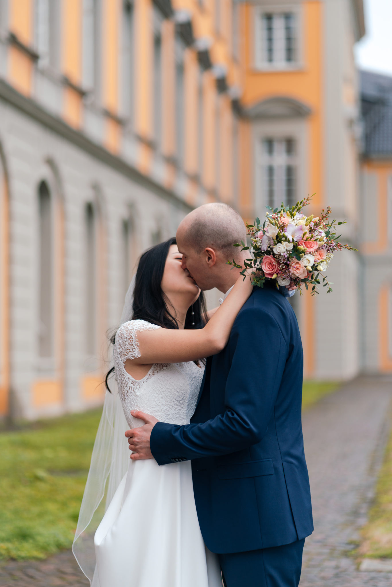 Brautpaar küsst sich vor Uni Bonn