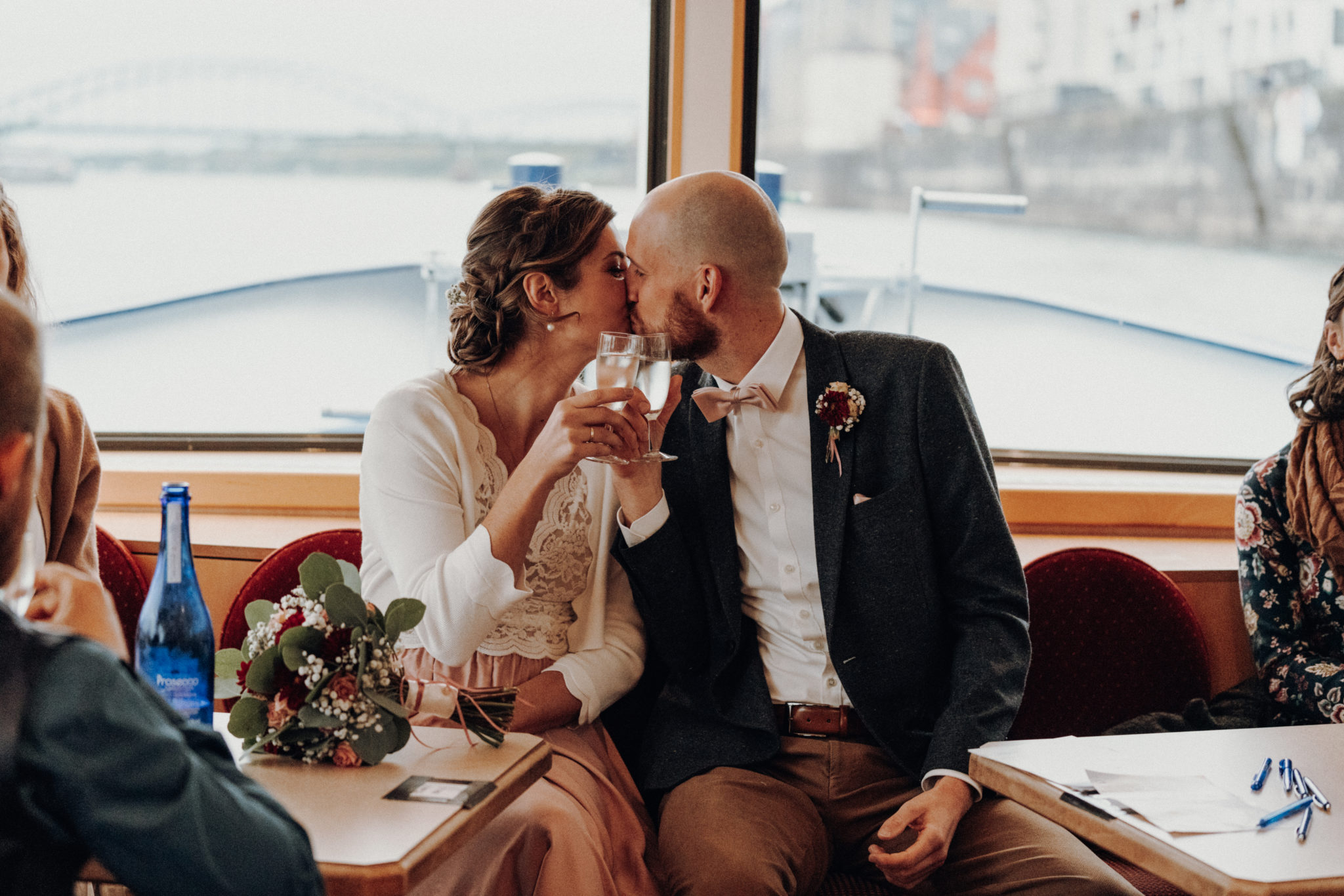 Paar küsst sich während Schifffahrt auf dem Rhein