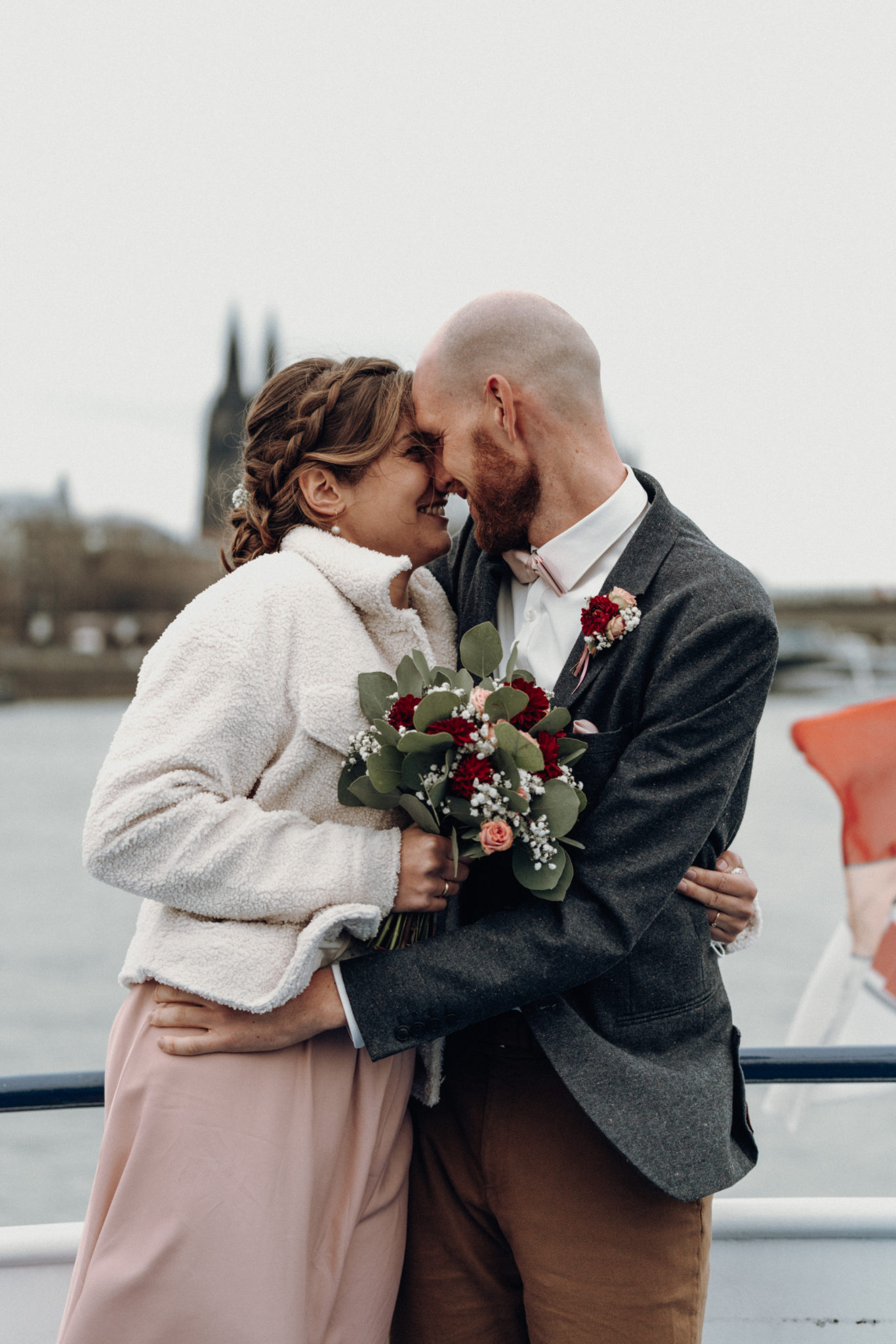 Glückliches Paar auf Schiff vor dem Kölner Dom im Rhein