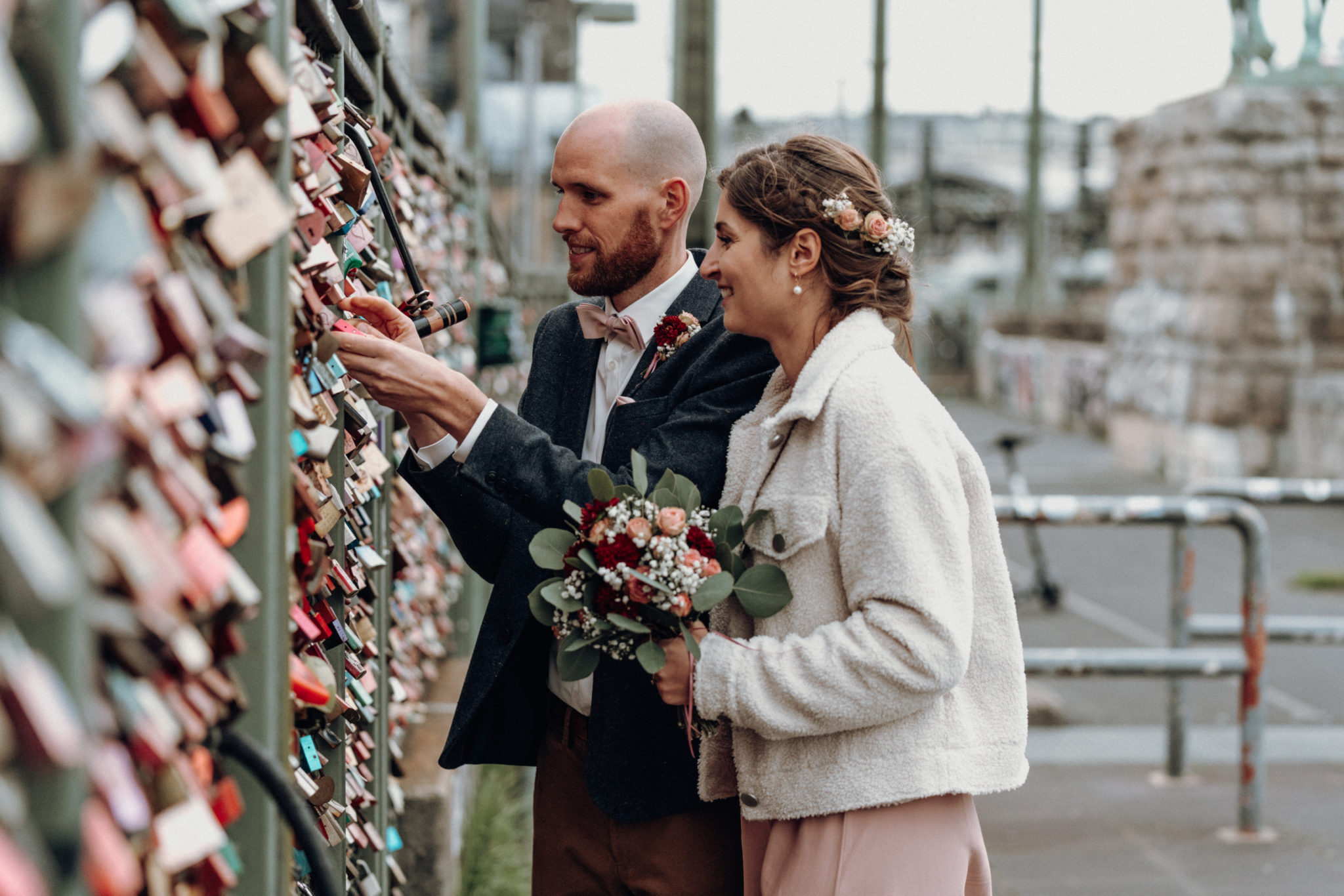 Hochzeitsshooting auf Hohenzollernbrücke, glückliches Paar