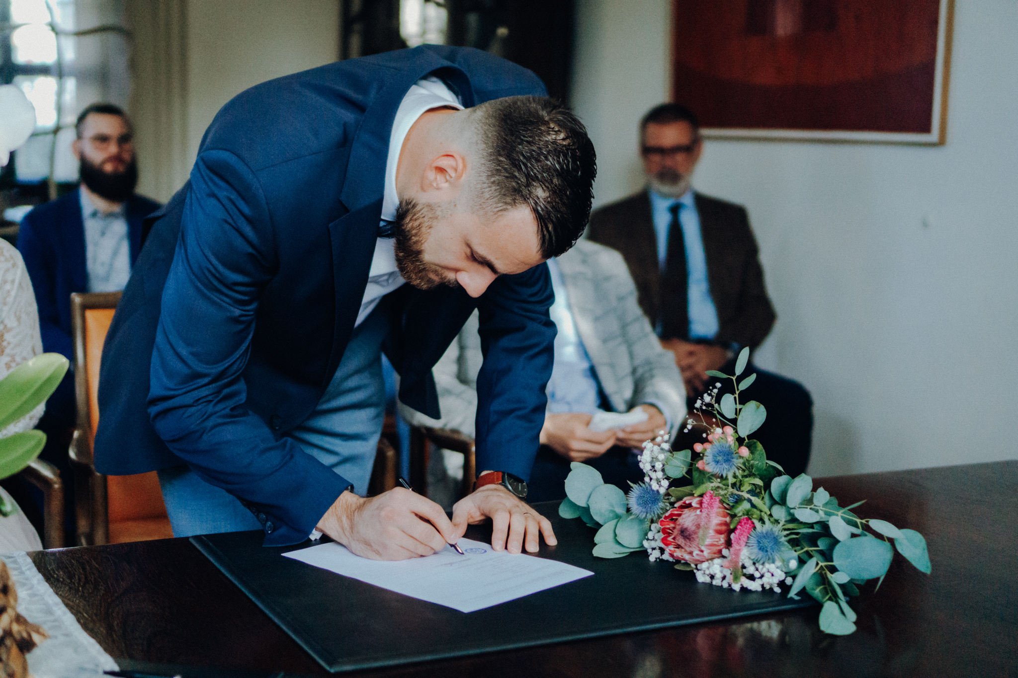 Bräutigam unterschreibt Ehevertrag in Standesamt Wermelskirchen