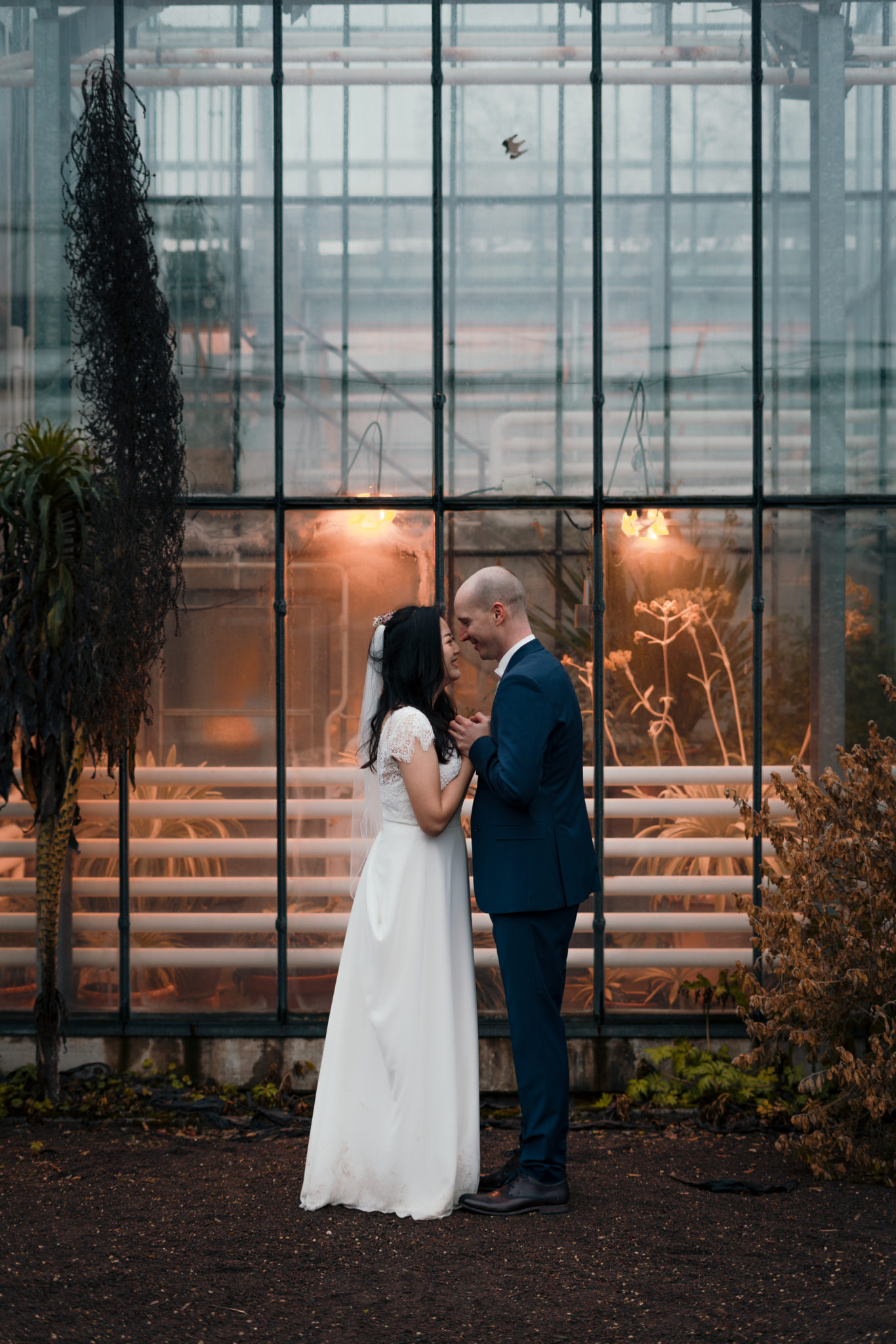 Brautpaar lächelt sich vor dem botanischen Garten in Bonn während After Wedding Shooting an
