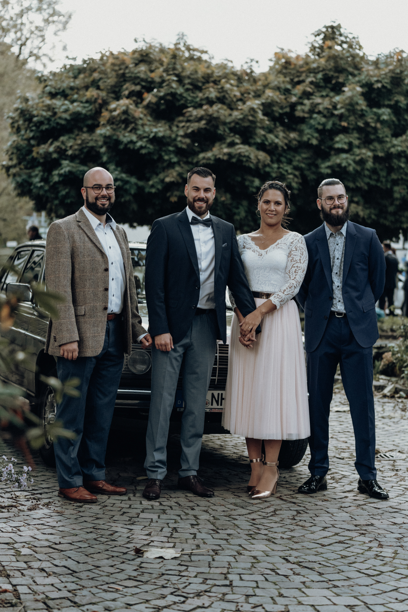 Gruppenfoto mit der Braut, Bräutigam und den Trauzeugen