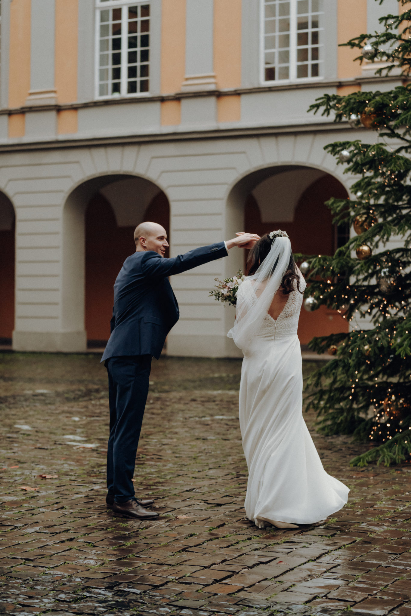Bräutigam dreht seine Braut vor der Uni in Bonn