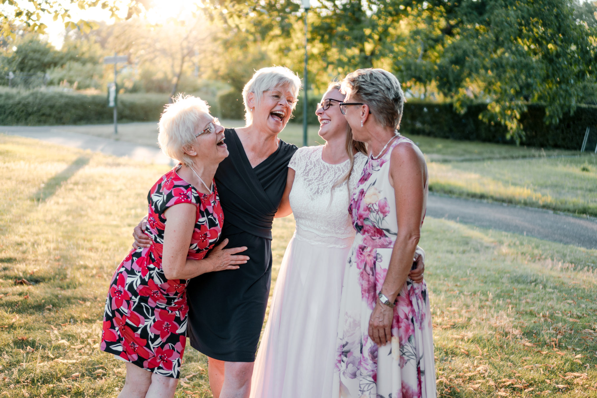 Familienfoto bei Brautshooting, alle lachen und sind glücklich