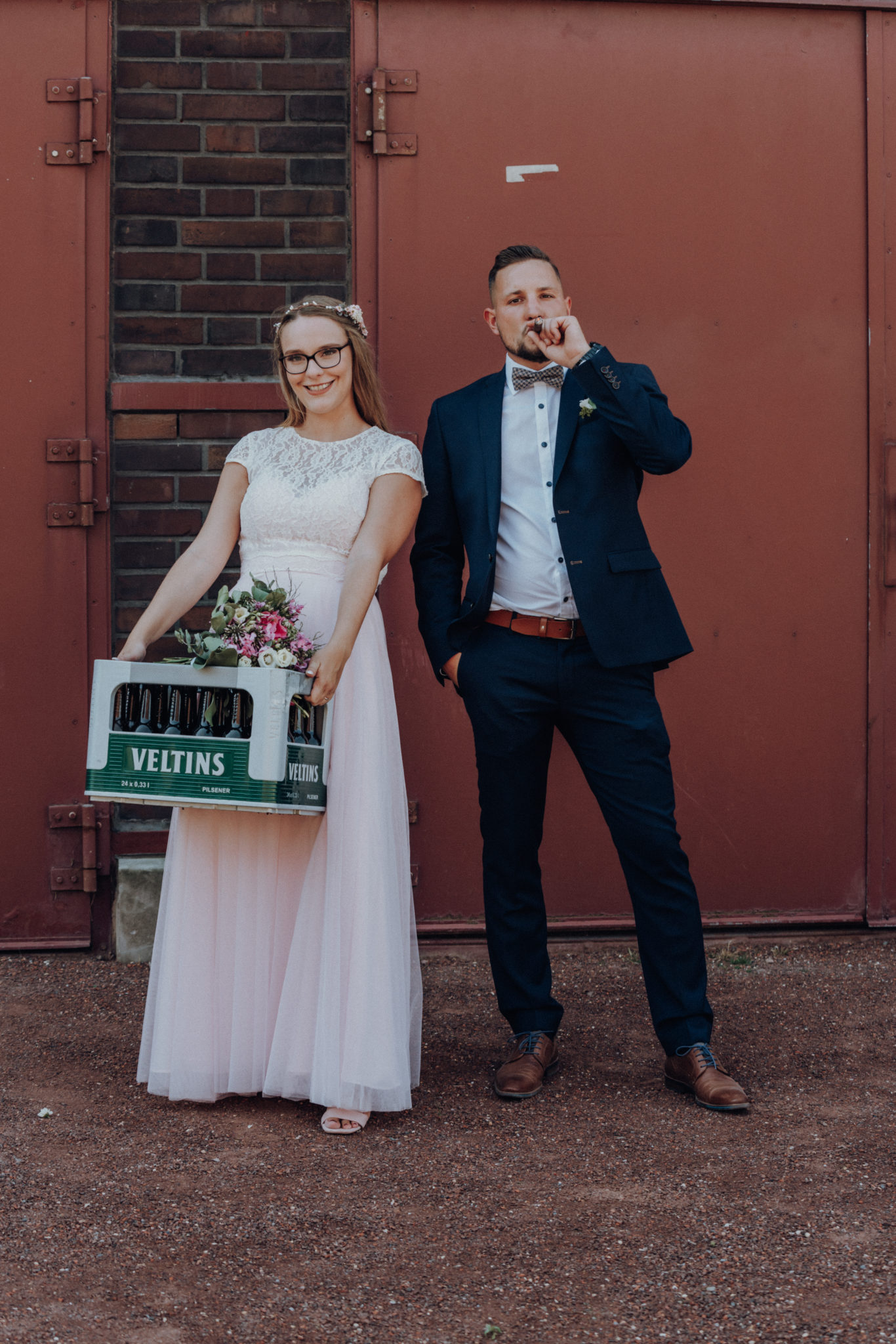 Brautpaar mit Bier und Zigarre als Hochzeitsgeschenk