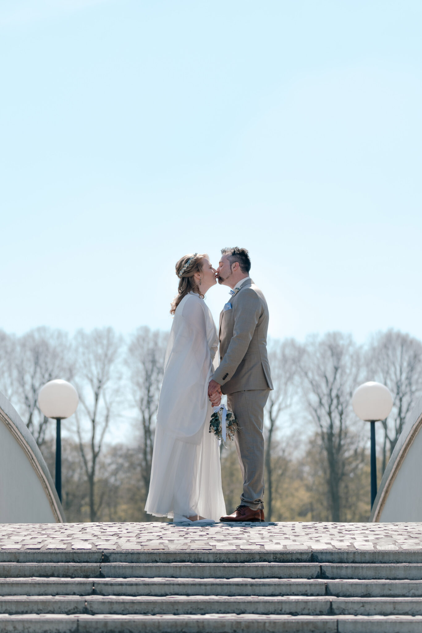 Brautpaar Kuss auf Brücke