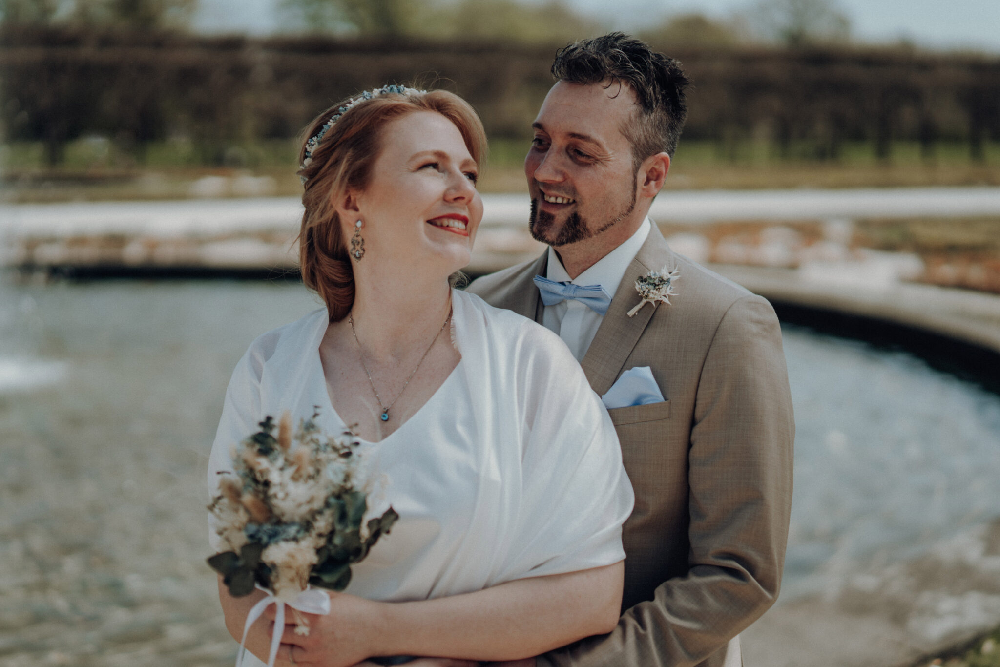Glückliches Brautpaar im Schlossgarten