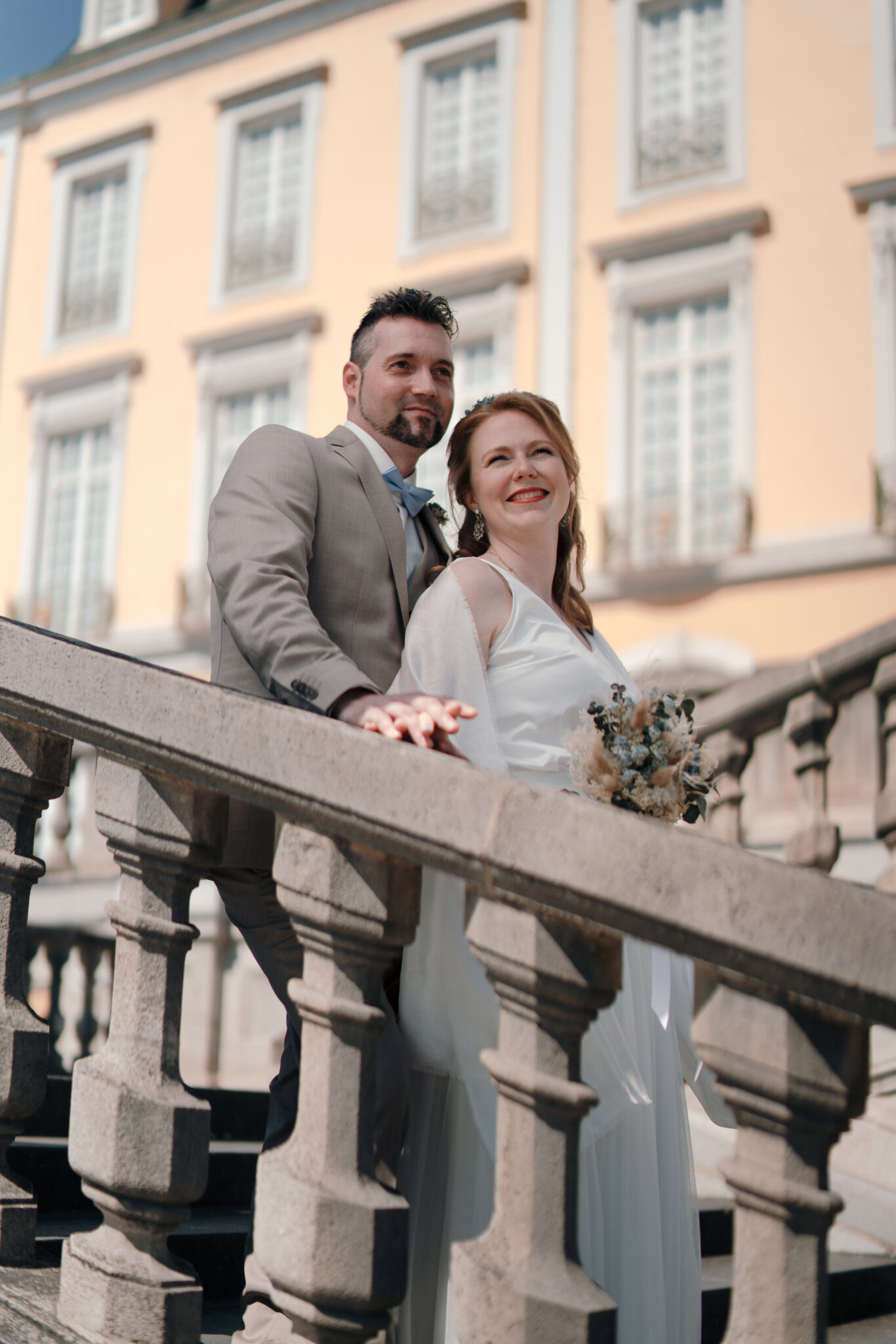 Brautpaar auf Treppe vor Augustusburg