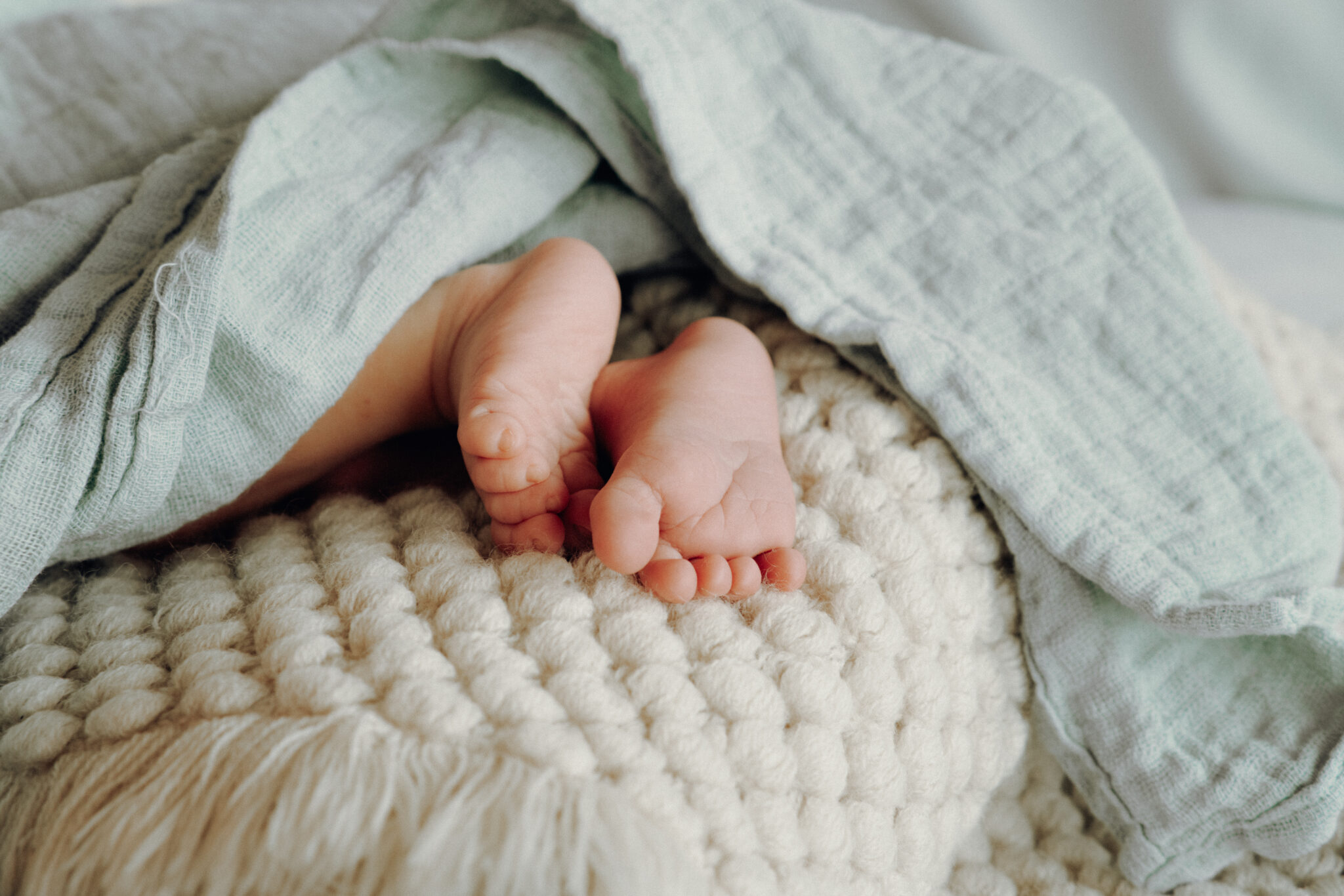 Newborn Fotoshooting mit Babyfüßen