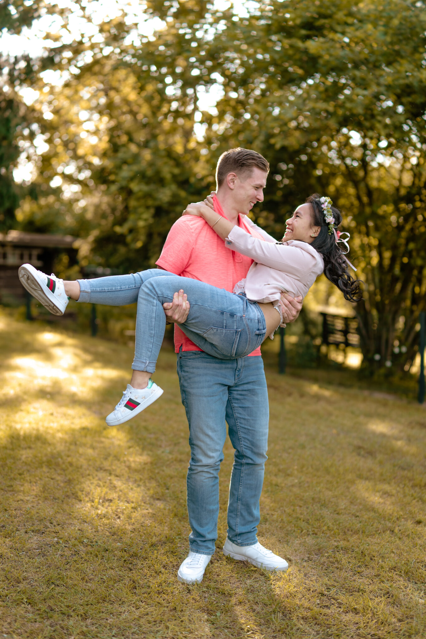 Glückliches Paar bei Paar Fotoshooting Outdoor