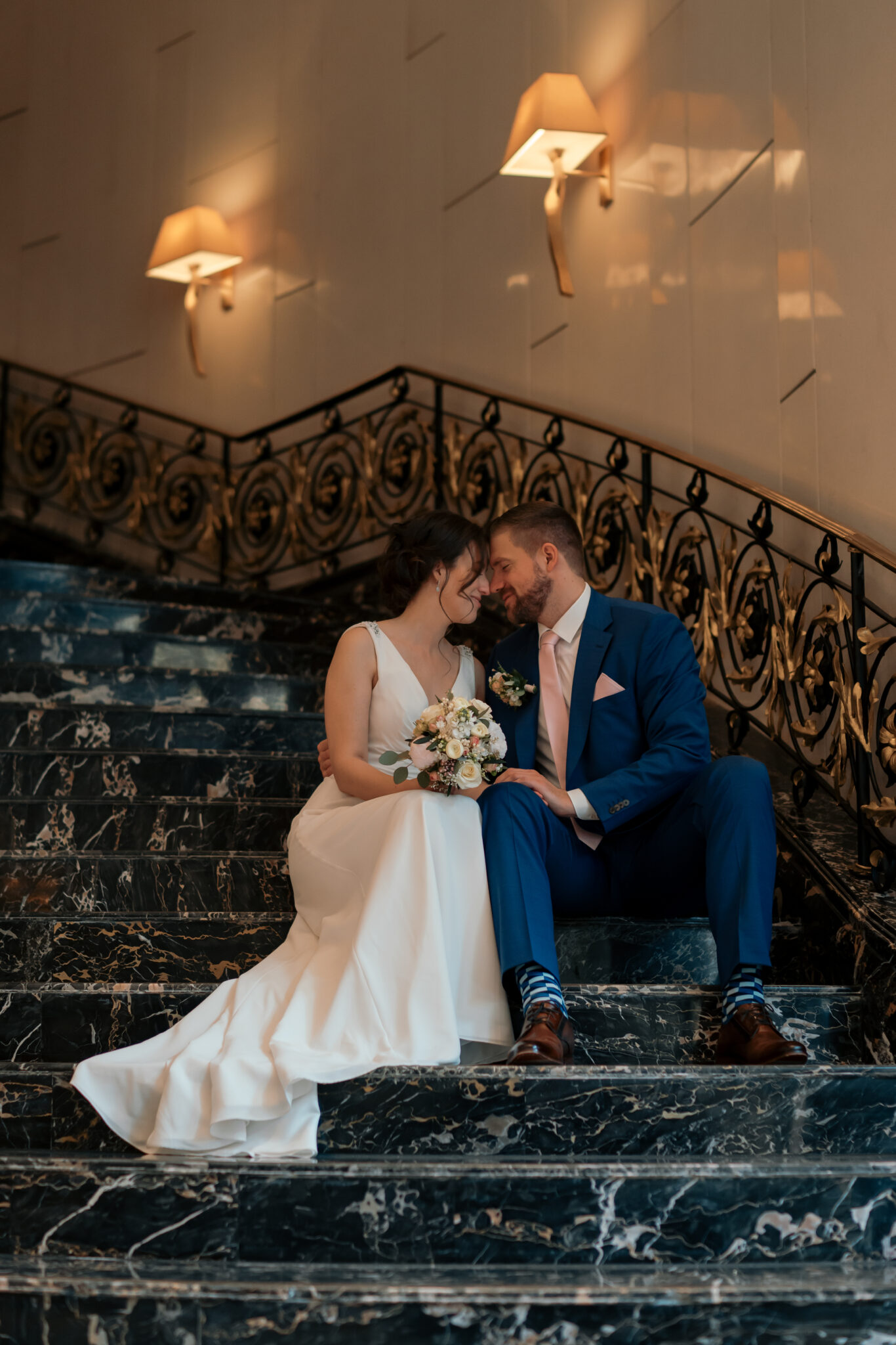 Hochzeitsfotos auf einer Treppe