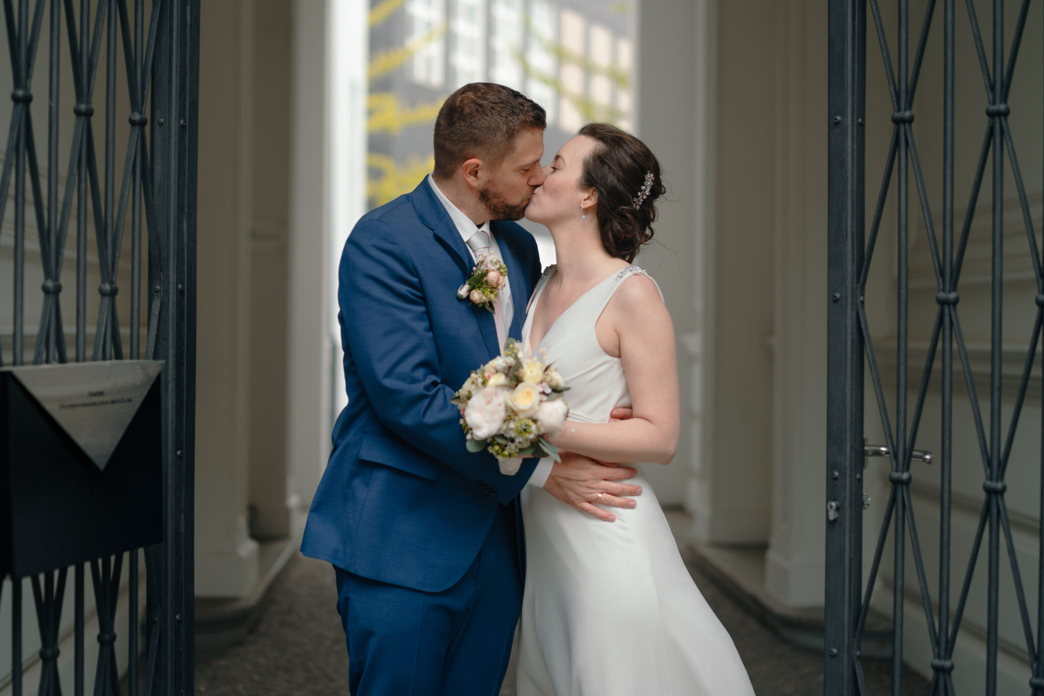 Hochzeit Fotoshooting Kuss von Brautpaar