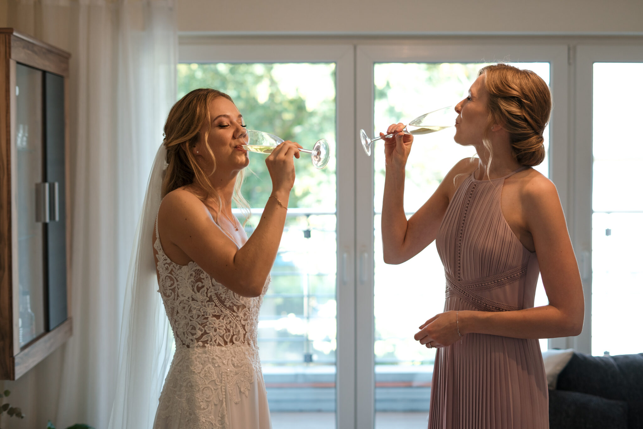 Hochzeitsreportage Sekt trinken nach Getting Ready 