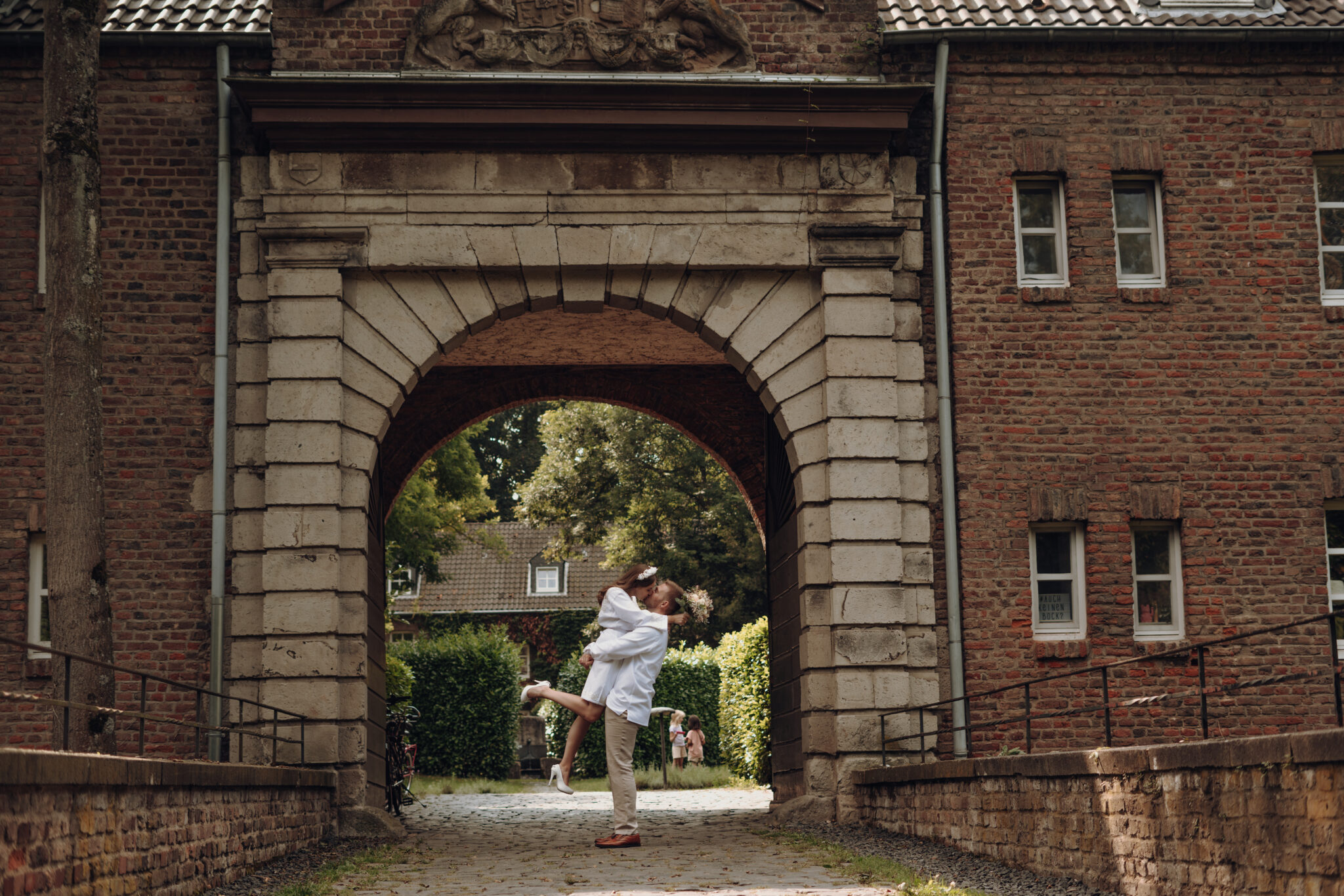 Kuss von Brautpaar bei Hochzeitsfotoshooting in Schloss