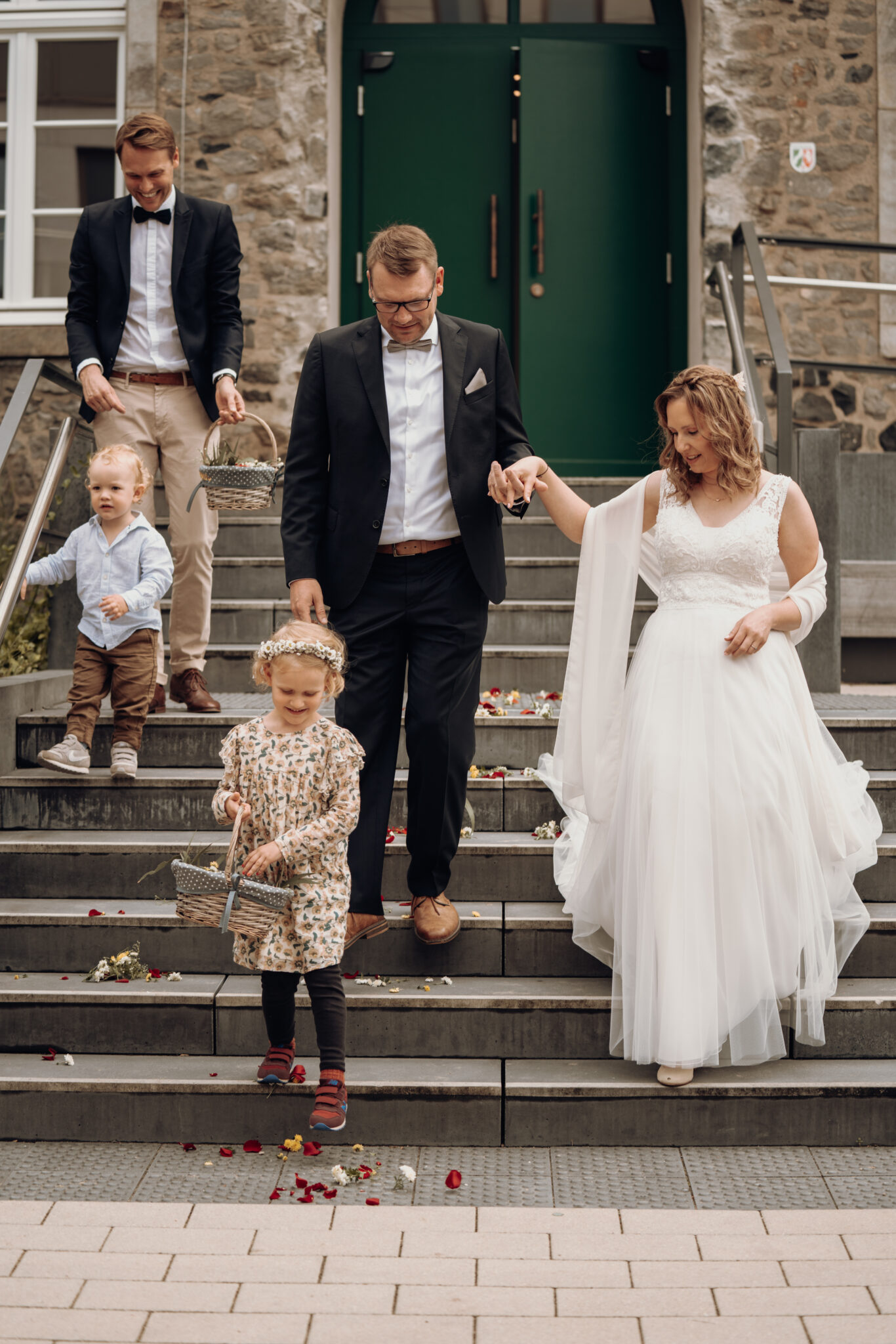Brautpaar verlässt Standesamt Ratingen, Blumenmädchen auf Treppen