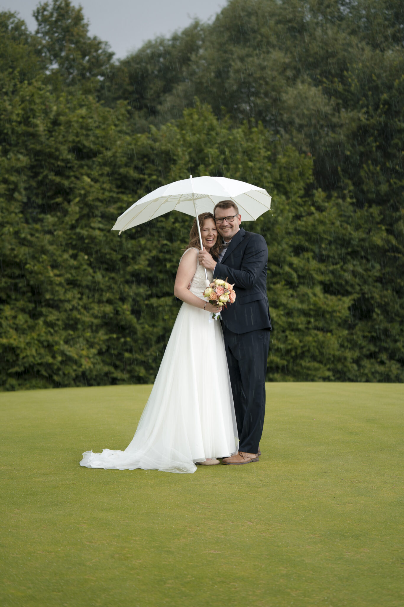 Brautpaar, mit Regenschirm, im Regen, lachend, Paarshooting
