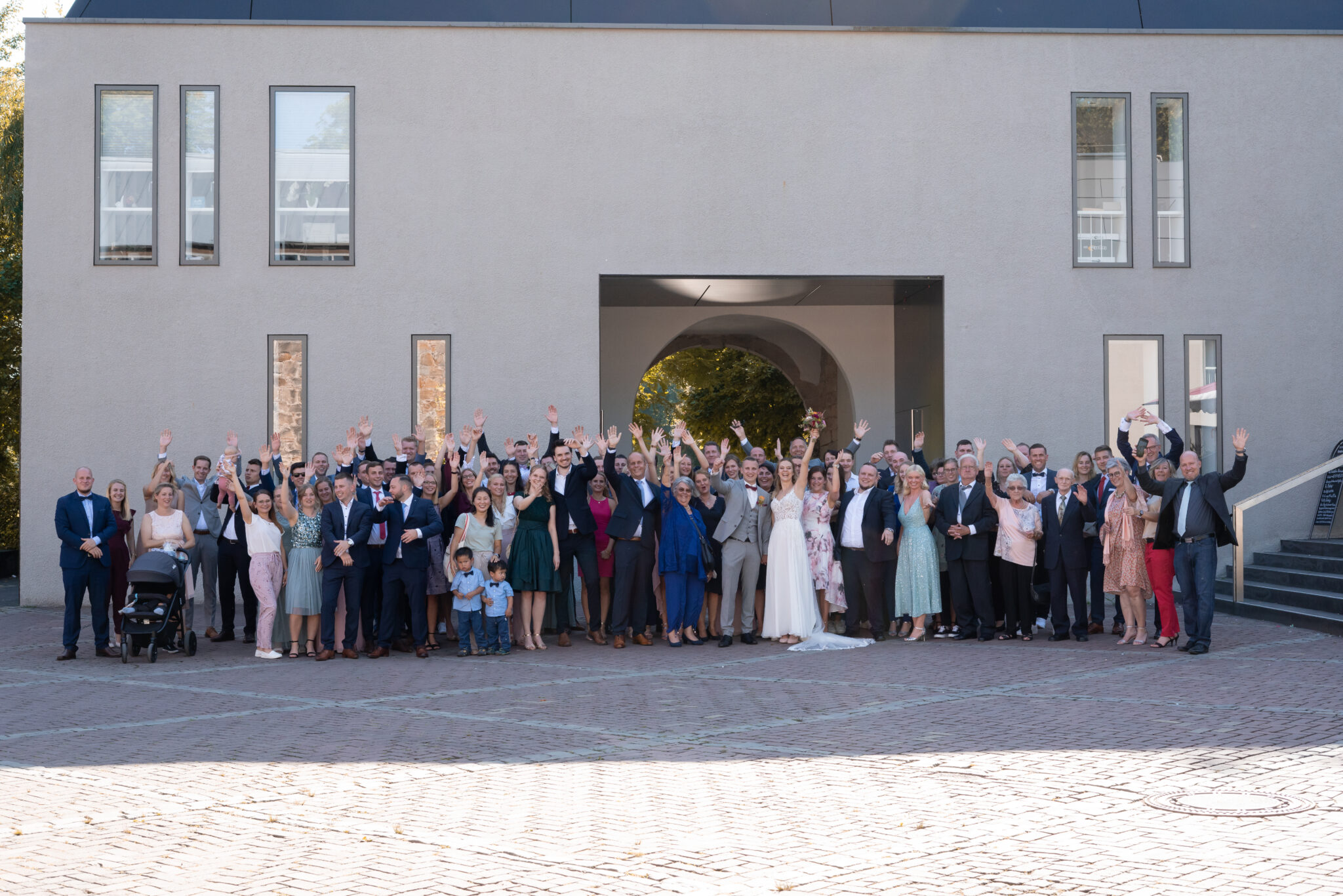 Gruppenfoto der gesamten Hochzeitsgesellschaft