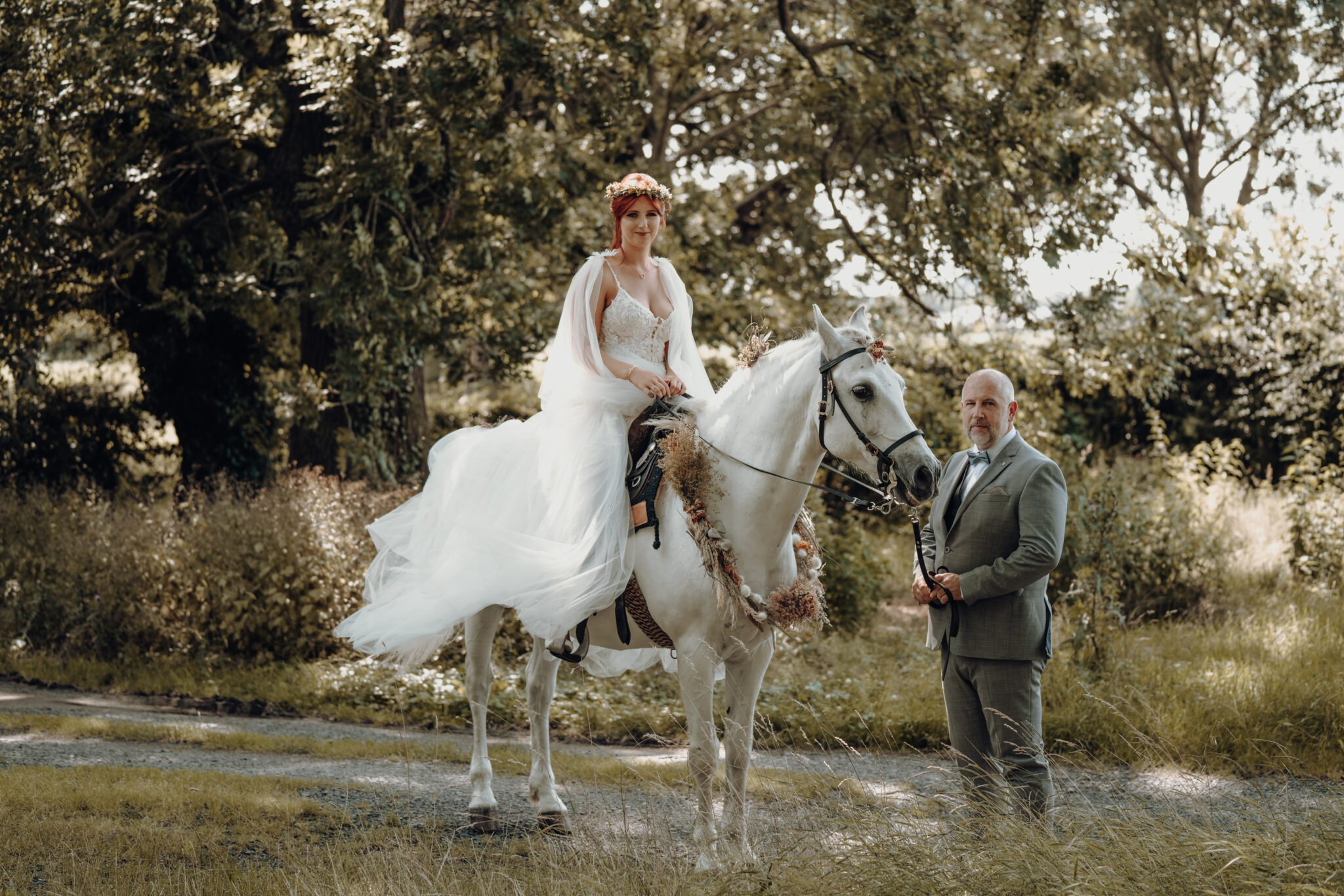 Einzug der Braut zur Trauung auf Pferd