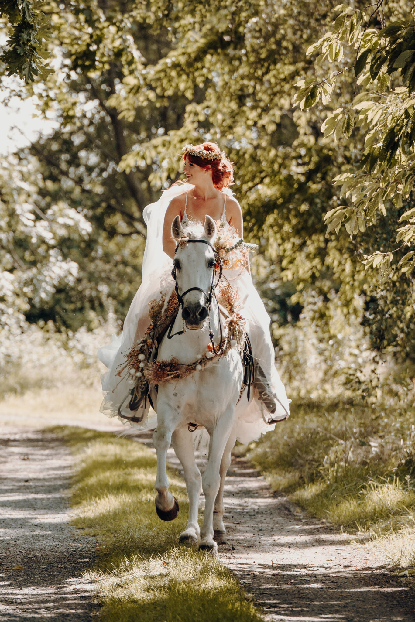 Braut auf Pferd bei Hochzeitsfotoshooting 