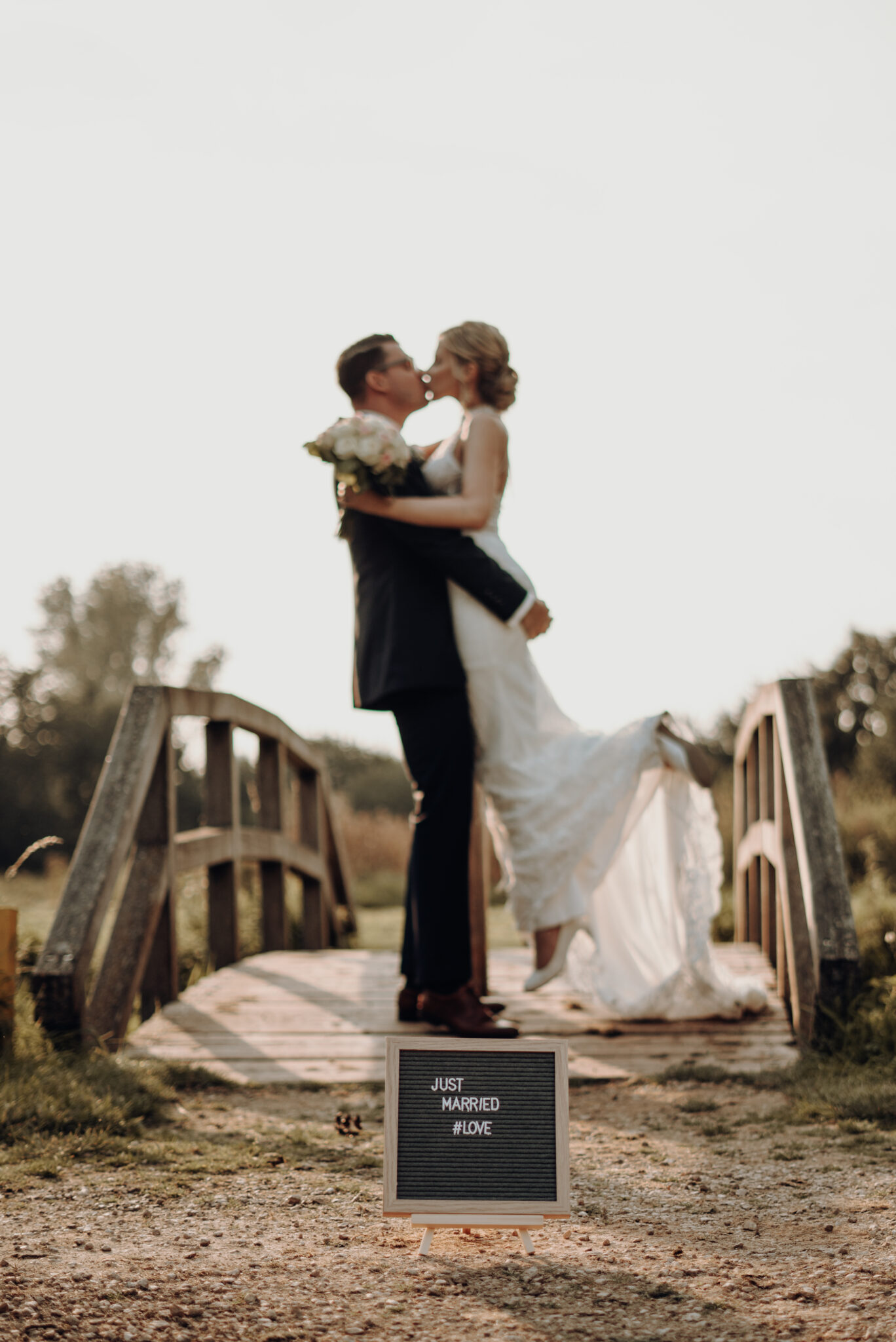 Hochzeitsfotograf fotografiert Braut und Bräutigam Outdoor