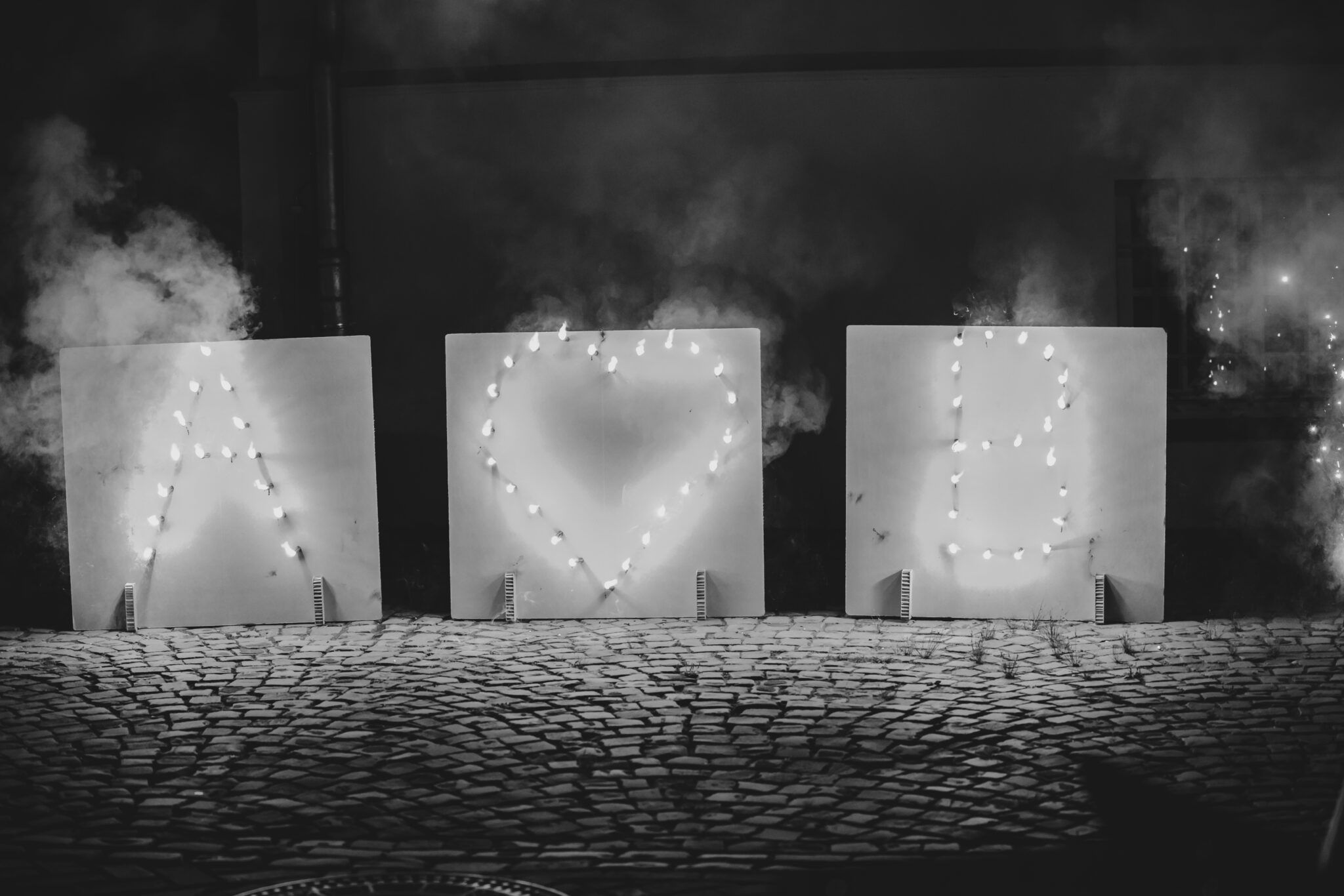 Brennende Buchstaben als Highlight der Hochzeit