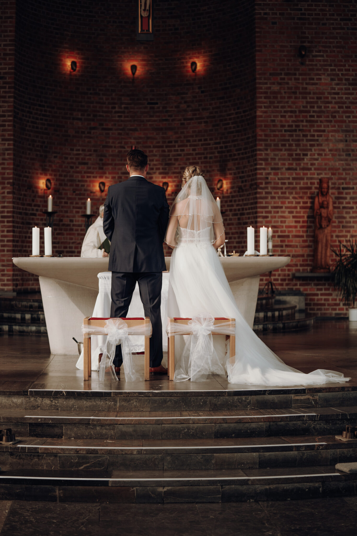 Brautpaar steht vorm Altar 