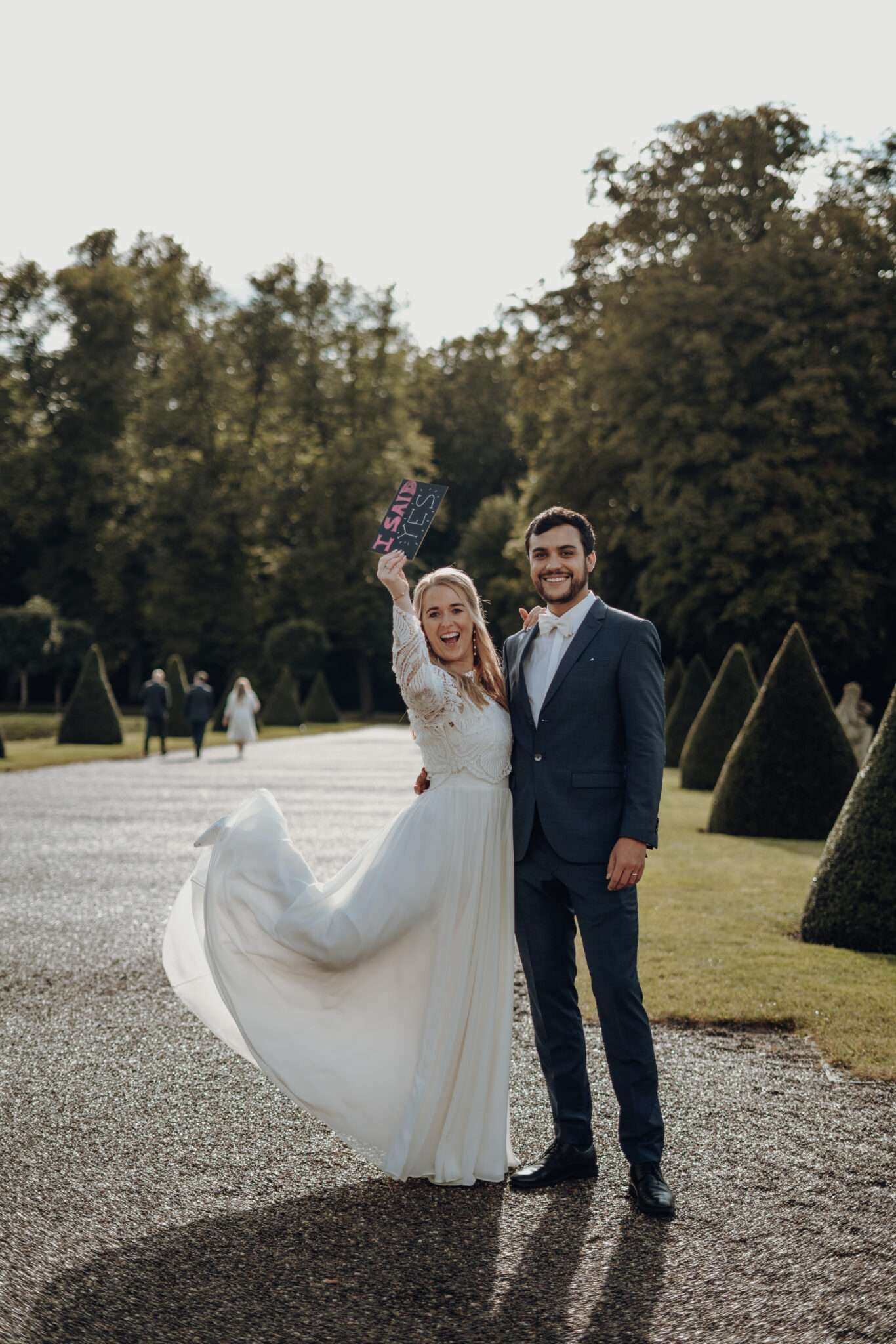 Glückliches Hochzeitspaar bei Hochzeitsfotoshooting in Schlossgarten