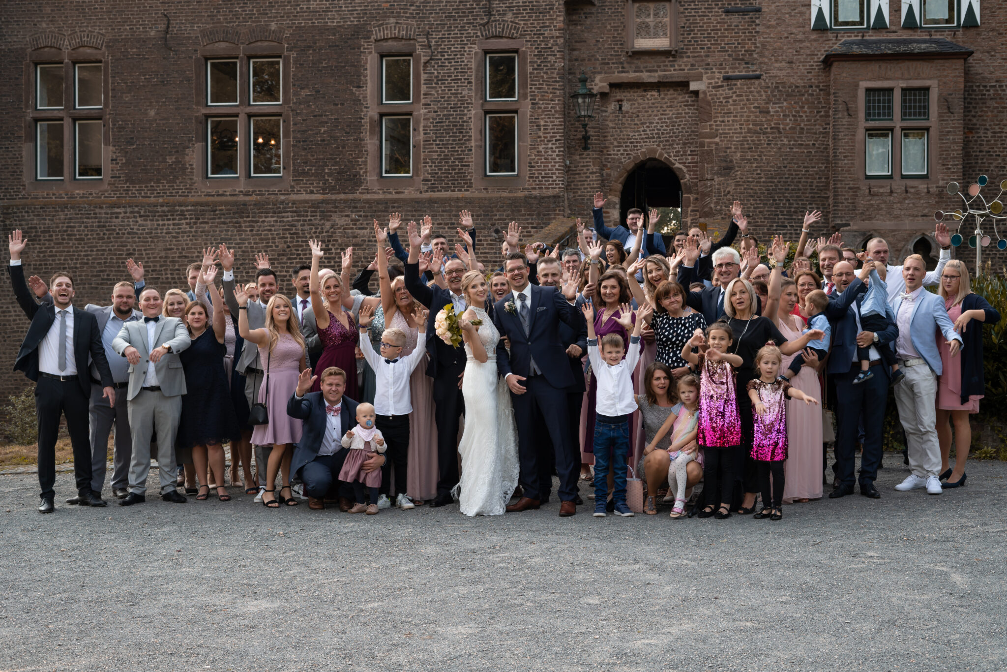 Gruppenfoto mit der gesamten Hochzeitsgesellschaft