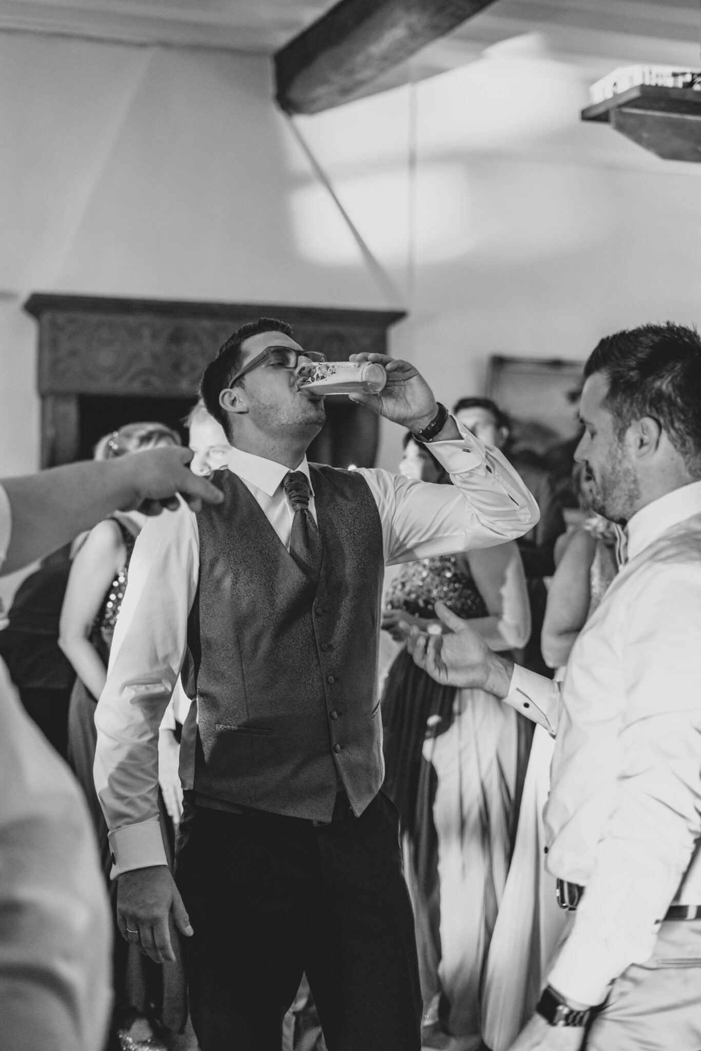 Bräutigam trinkt Bier mit Freunden
