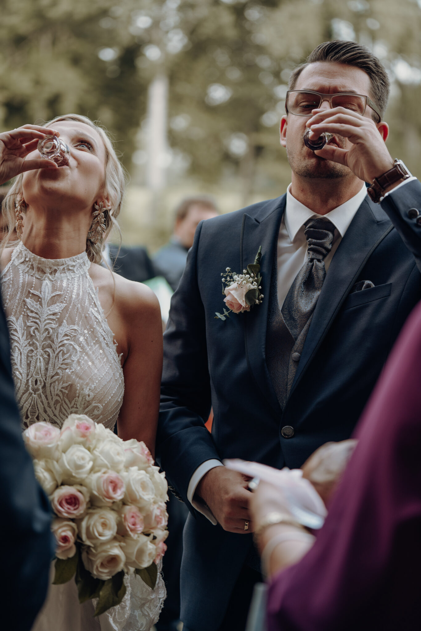 Paar trinkt Shot vor Einzug in Hochzeitslocation