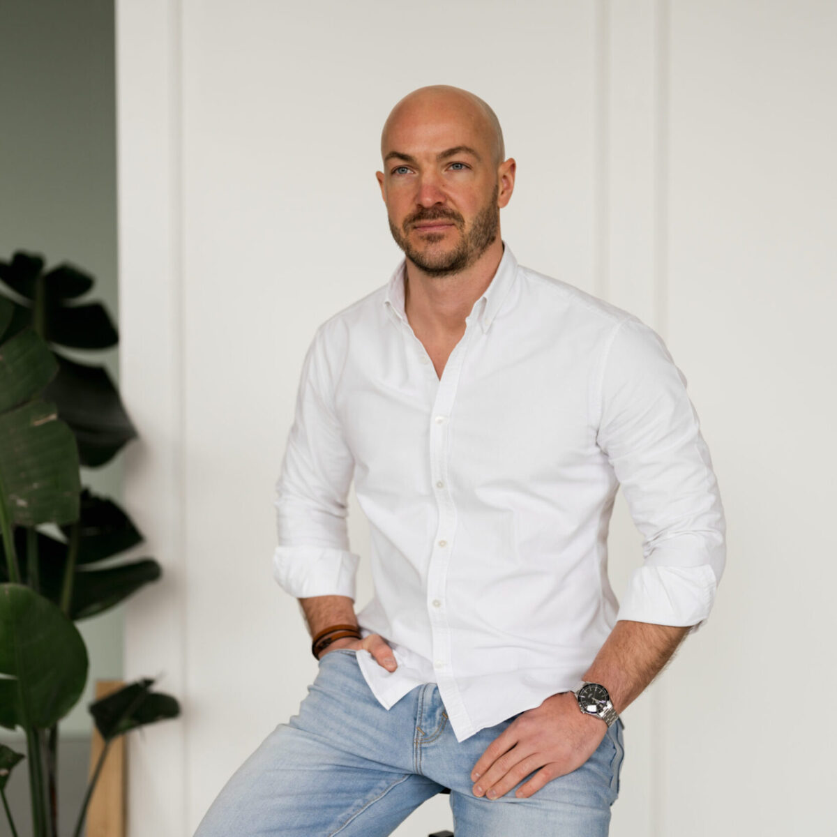 Sedcard Shooting mit einem Mann, der auf einem Hocker sitzt.