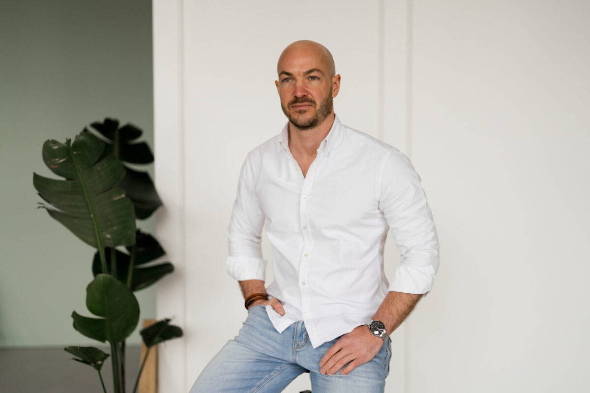 Sedcard Shooting mit einem Mann, der auf einem Hocker sitzt.