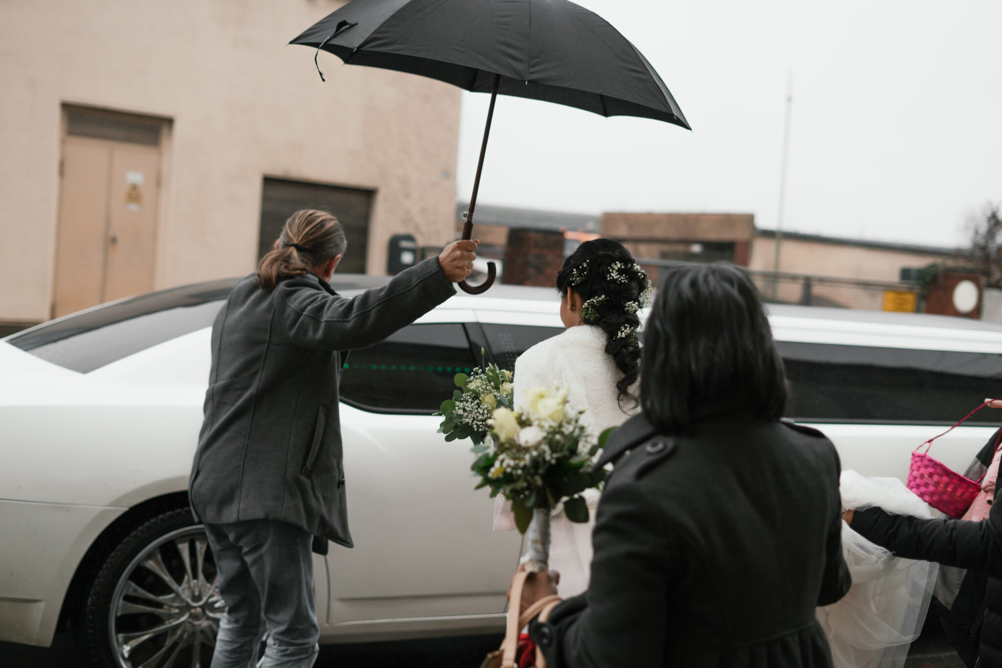 Hochzeitsreportage Braut fährt in Limousine zur Trauung