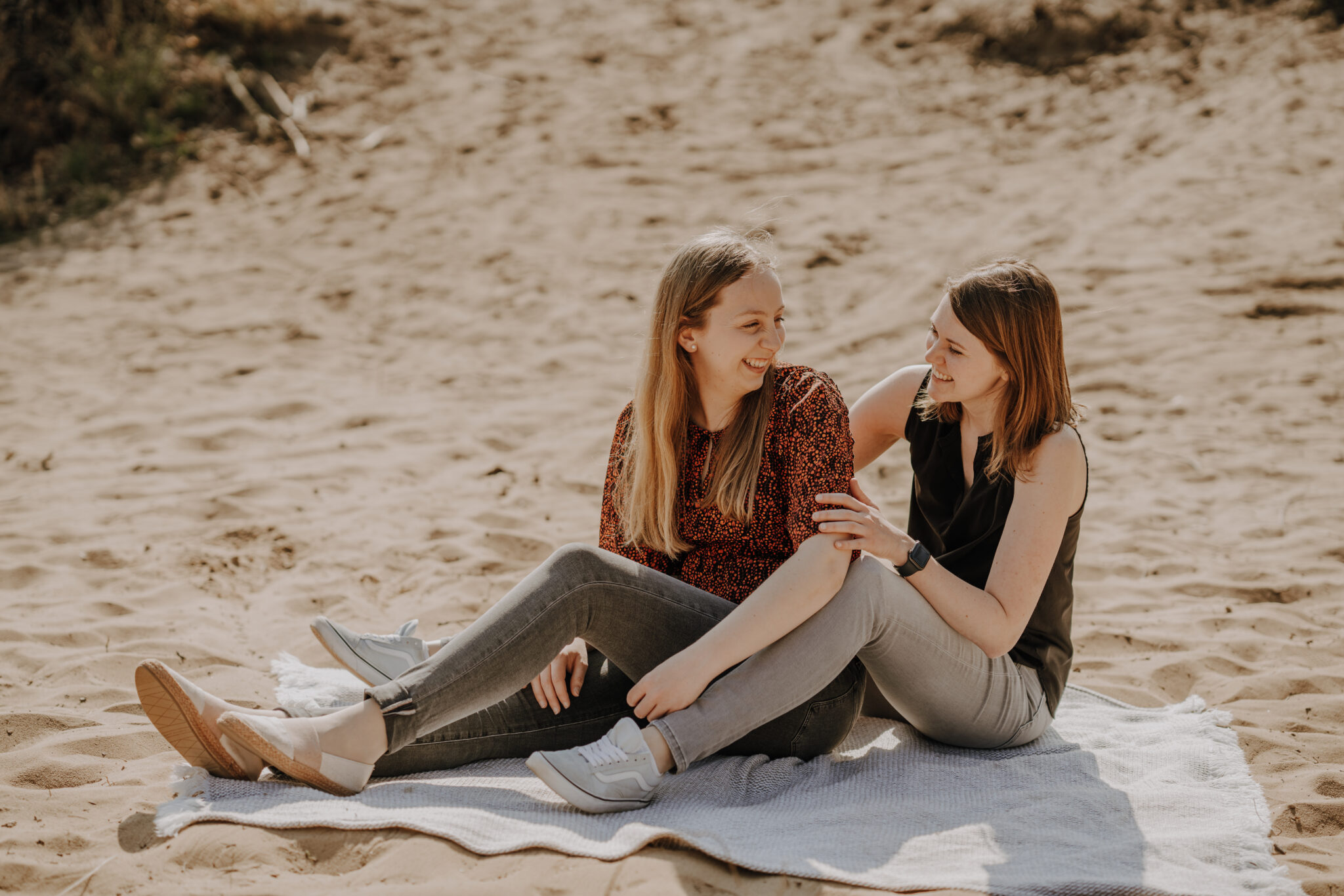 Fotoshooting für Freunde zwei Freundinnen Strand
