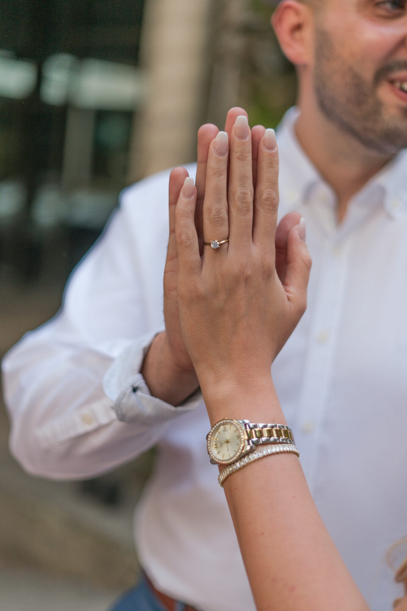 Verlobungsringe an den Händen der frisch Verlobten