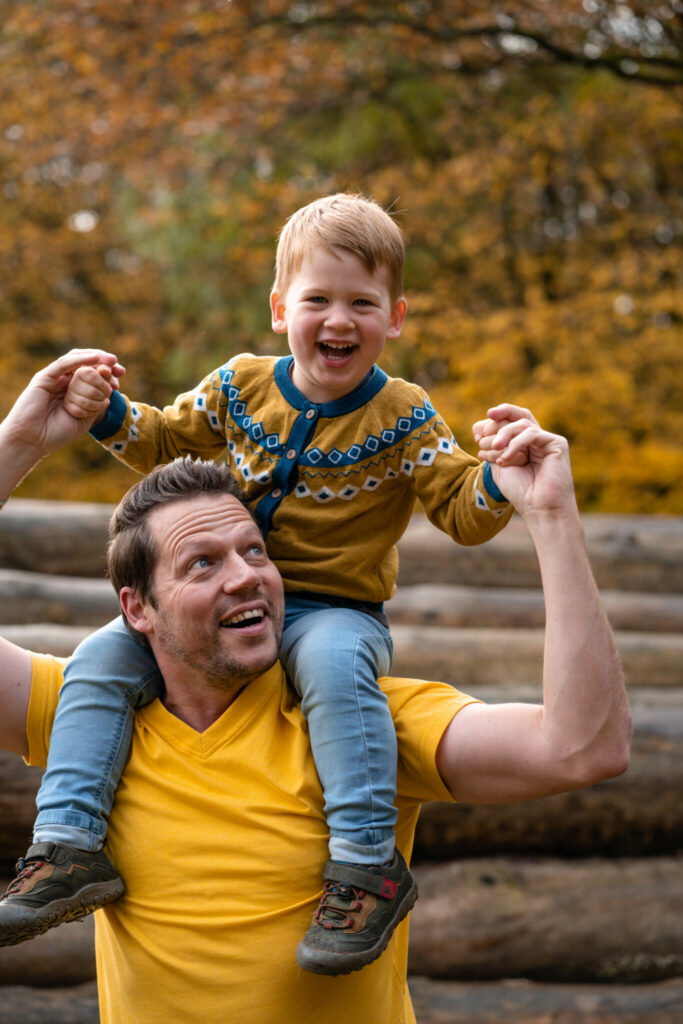 Outdoor Familienfotoshooting Papa & Sohn, Sohn auf Schultern von Papa 