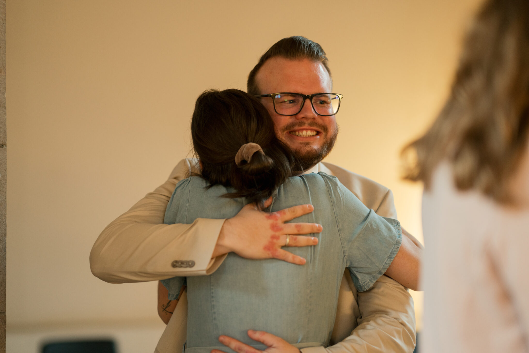 Bräutigam umarmt Freundin vor der Trauung in der Rentkammer 