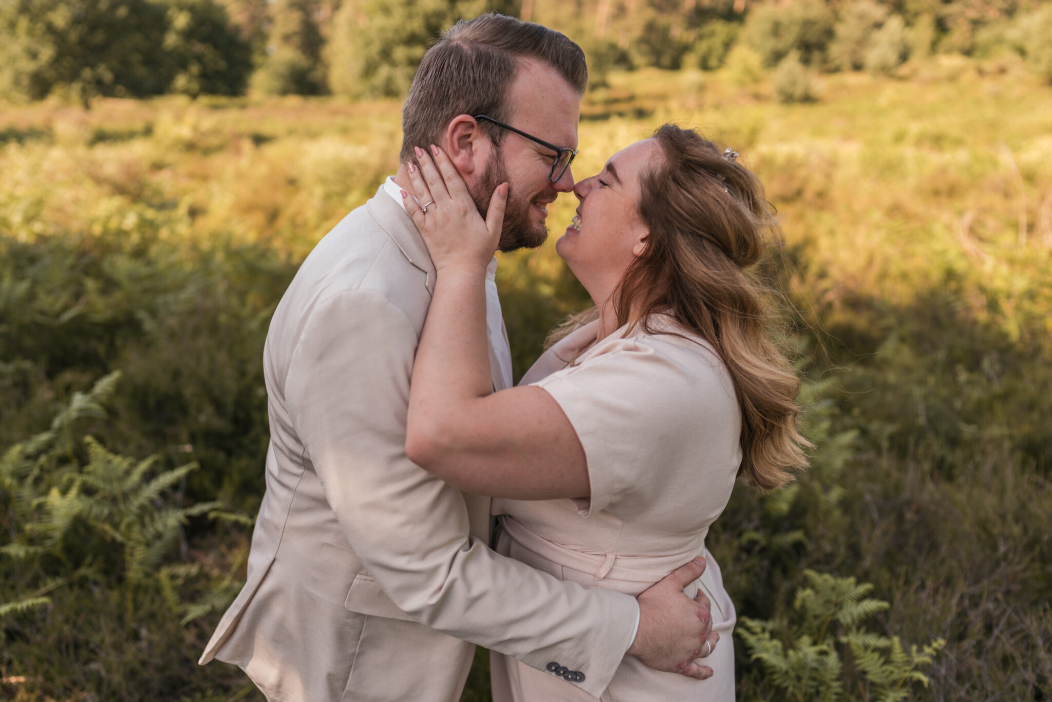 After Wedding Shooting in der Wahner Heide Paar küsst sich 
