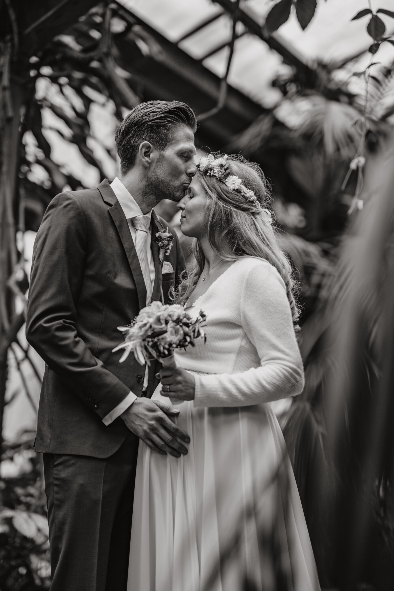 Bräutigam gibt Braut Kuss auf Stirn, Paarfoto, Affenhaus, Kölner Zoo