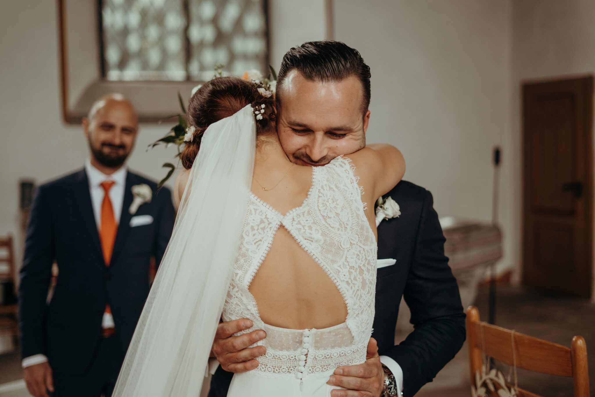 Braut und Bräutigam treffen in Kirche aufeinander 