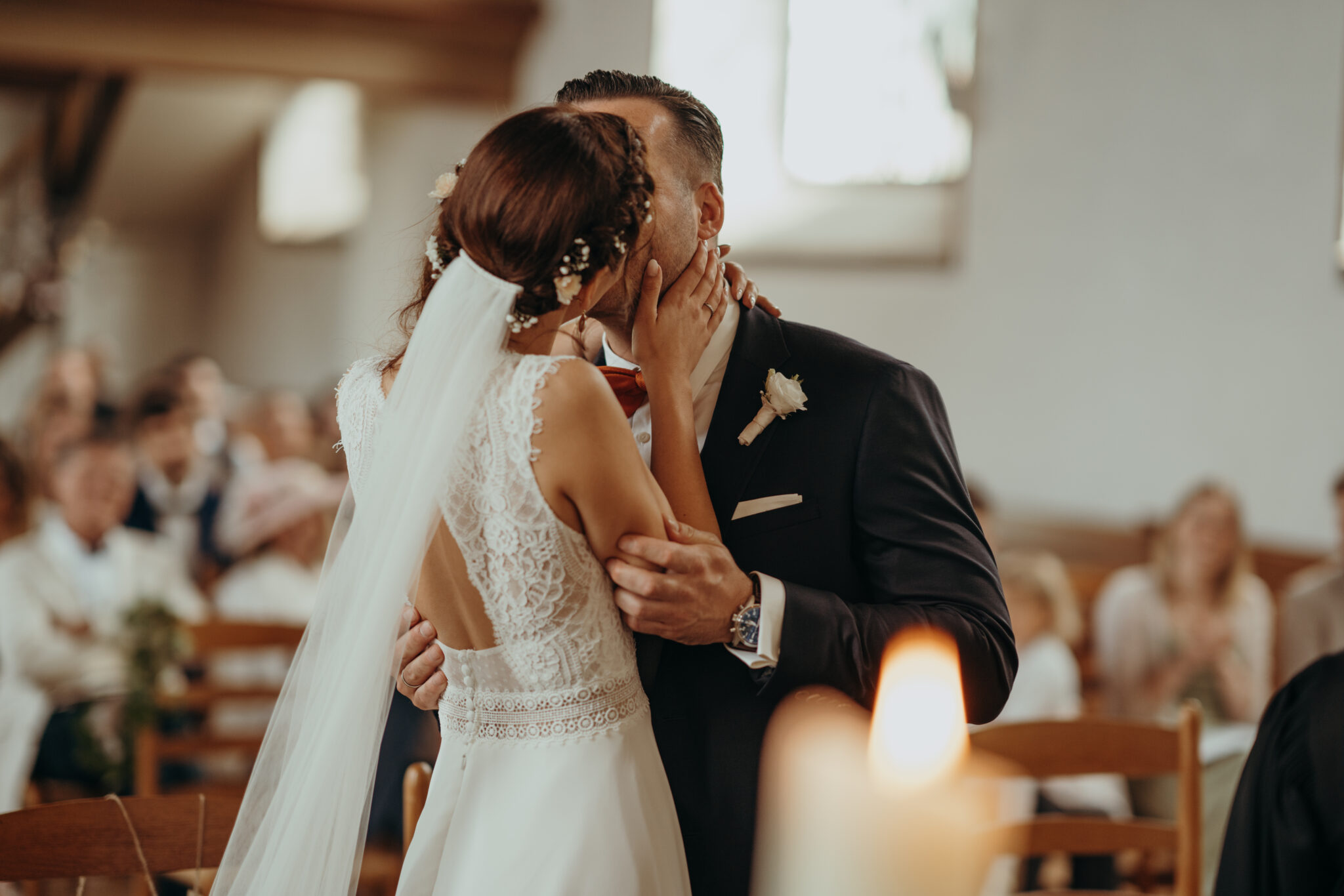 Kuss vom Hochzeitspaar in der Kirche Honrath 