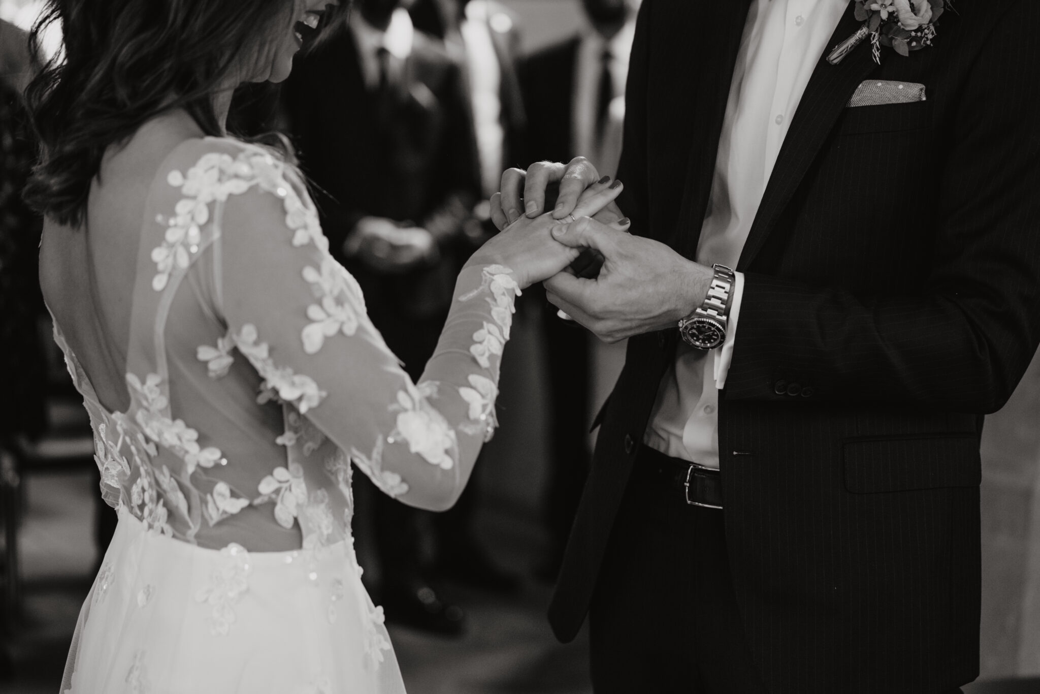 Austausch der Ringe, schwarz-weiß, Hochzeit