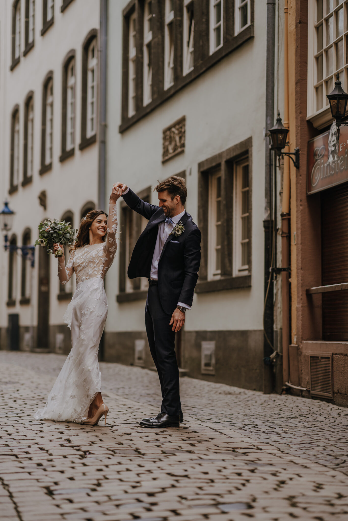 Hochzeitspaar tanzt durch Kölner Altstadt